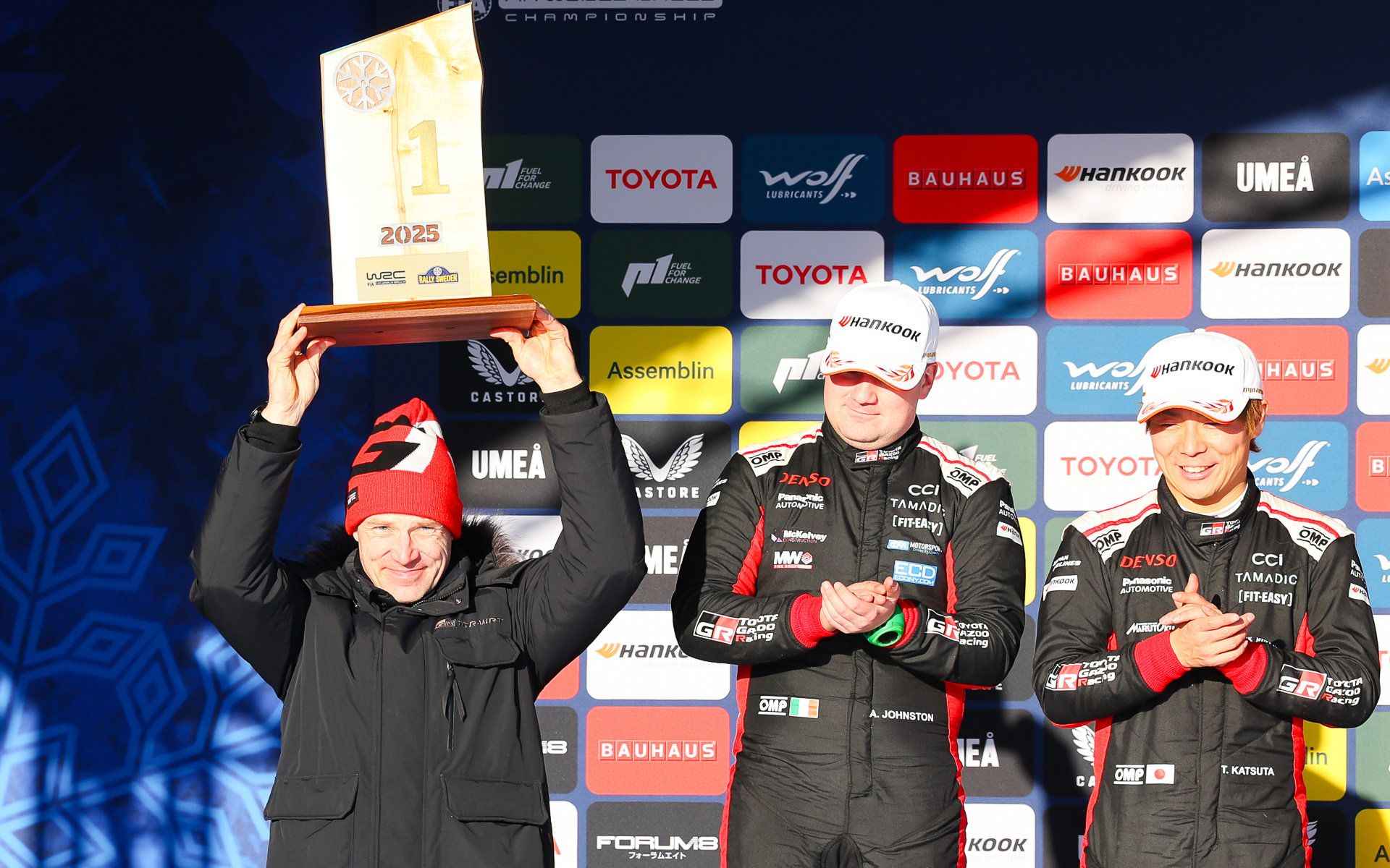 ヤリ-マティ・ラトバラ チーム代表（左）