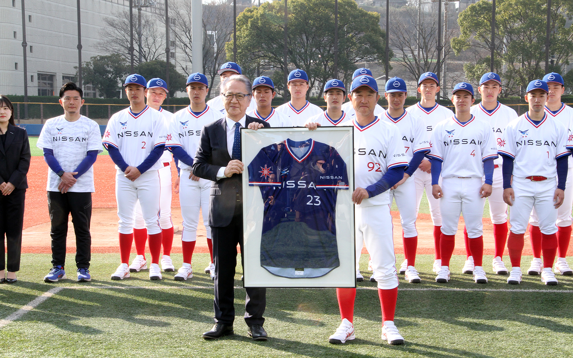 伊藤監督から上地市長に記念品のユニフォームが贈呈された