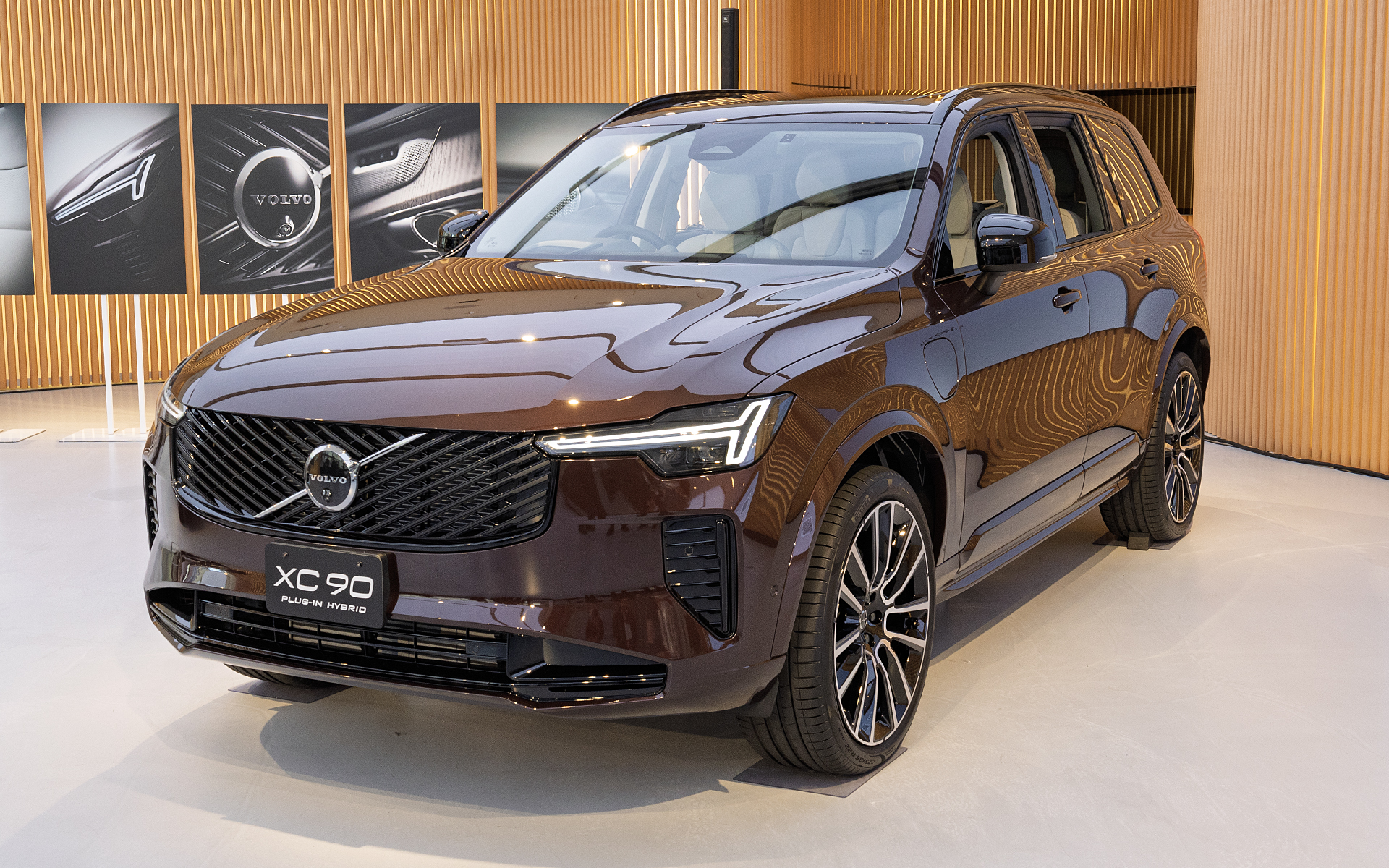 プラグインハイブリッドモデル。フロントフェイスが大きく変わり、ヘッドライトは薄型のトールハンマーデザイン。ボディサイズは4955×1960×1775mm（全長×全幅×全高）、ホイールベースは2985mm