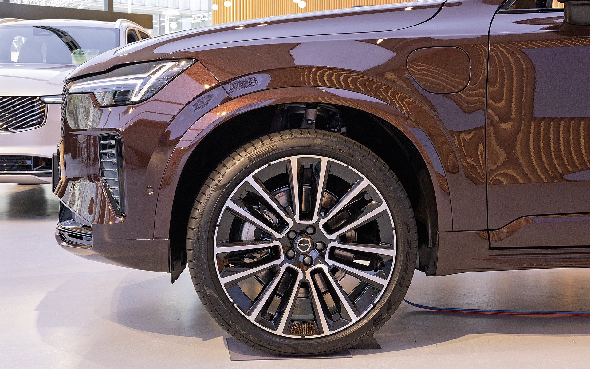 プラグインハイブリッドの標準ホイール。タイヤサイズは275/35R22