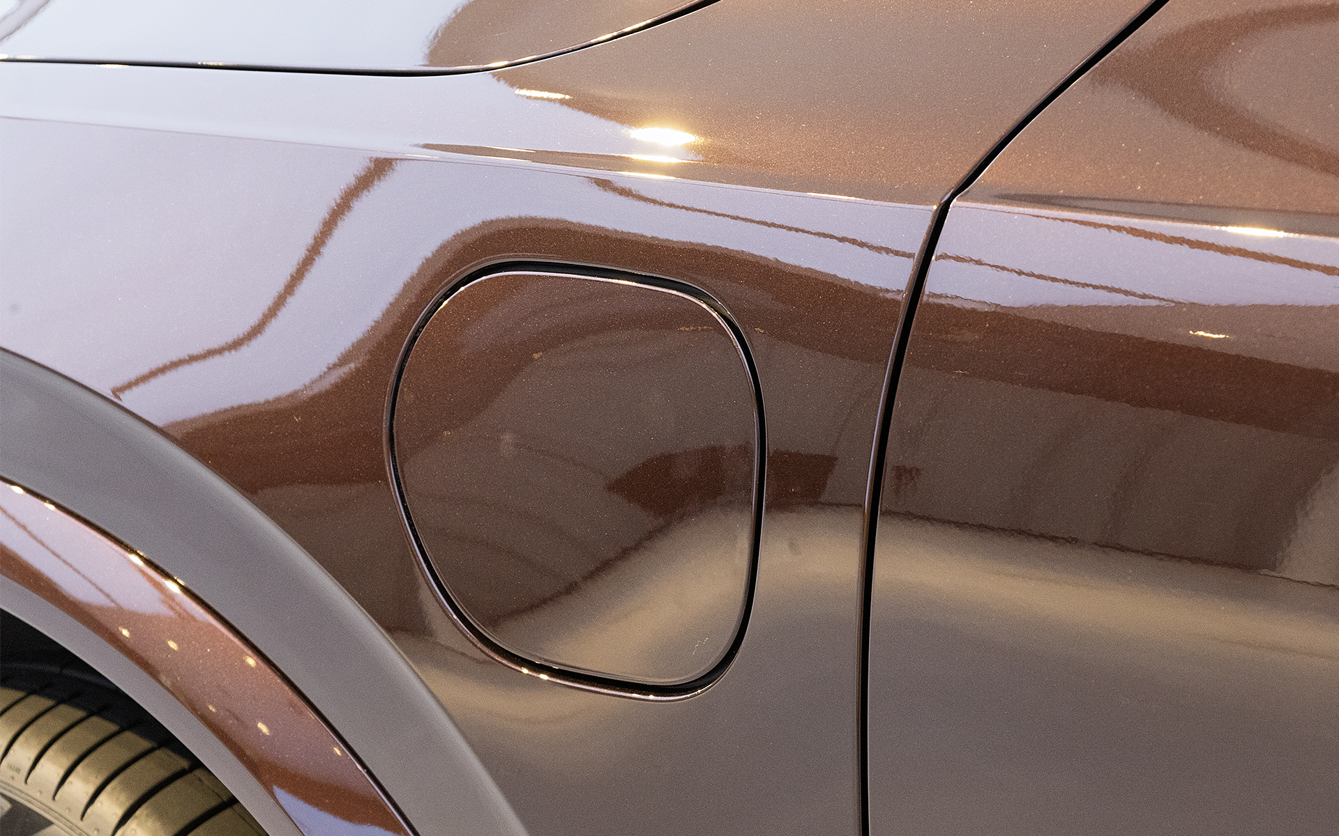 充電口のハッチデザインが以前の丸型から四角っぽい形状に変更されている