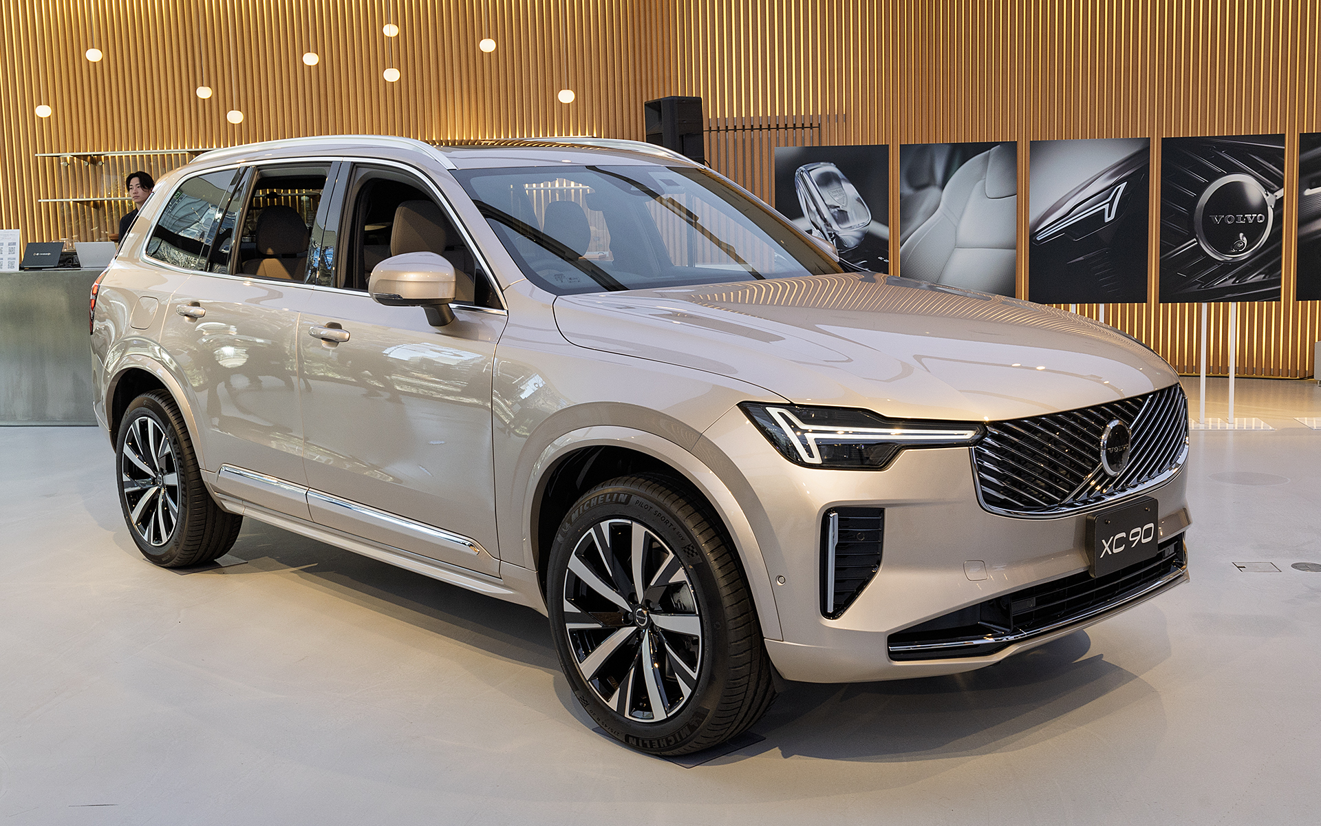 マイルドハイブリッドモデル。マイルドハイブリッドはグリルにシルバー加飾が入る