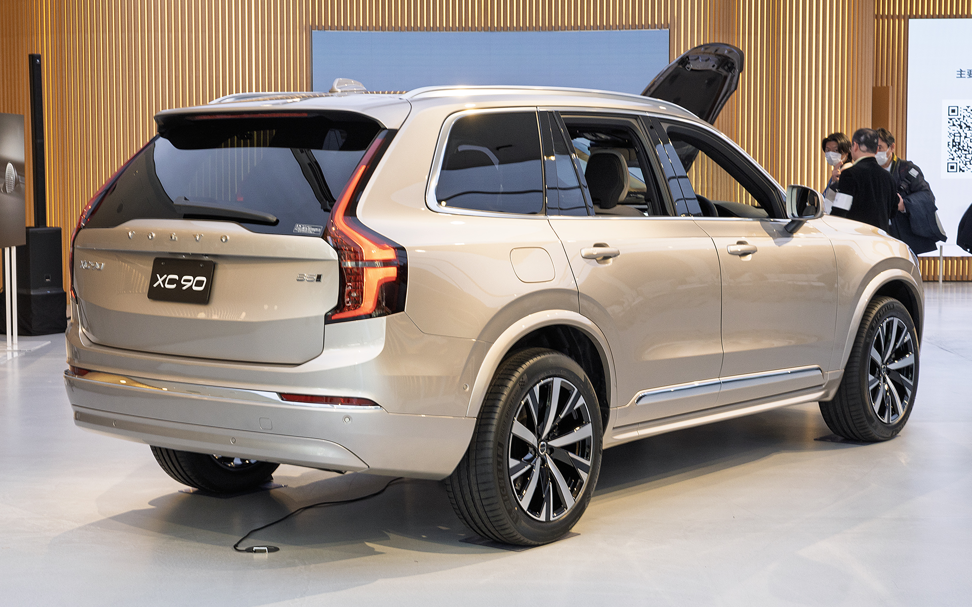 リアビュー。プラグインハイブリッド同様、コンビネーションランプが変わっている