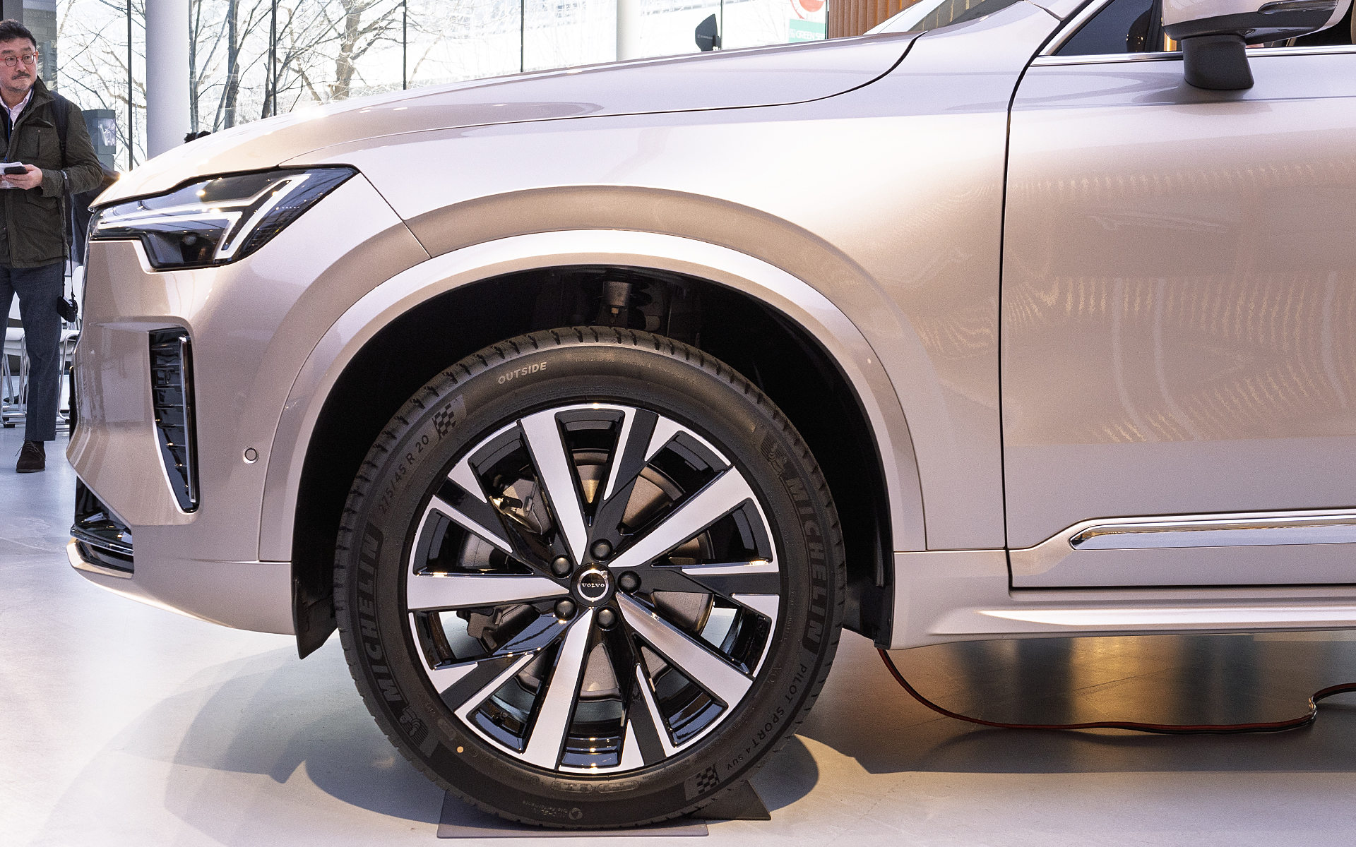 マイルドハイブリッドの標準ホイール。タイヤサイズは275/45R20