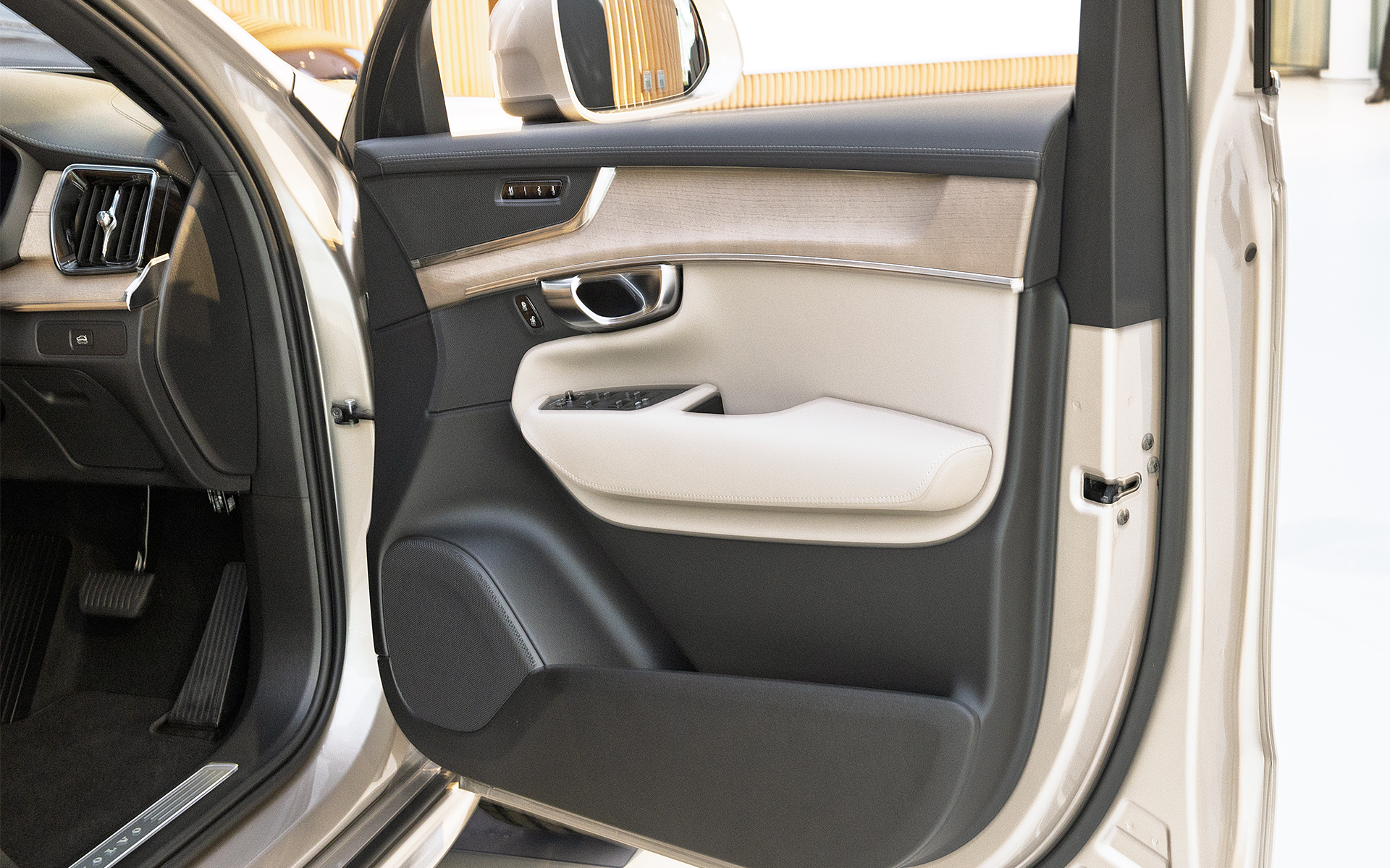 不動氏によるとドアトリムもシンプルであり機能的な美しさと使い勝手のよさを併せ持ったデザインになっているという