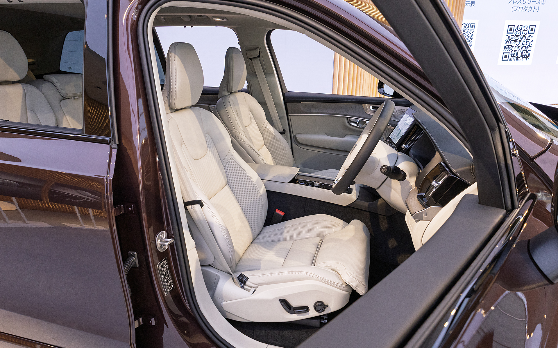 プラグインハイブリッドのフロントシート。ネイビー・ヘリンボーンウィーブ・テキスタイル