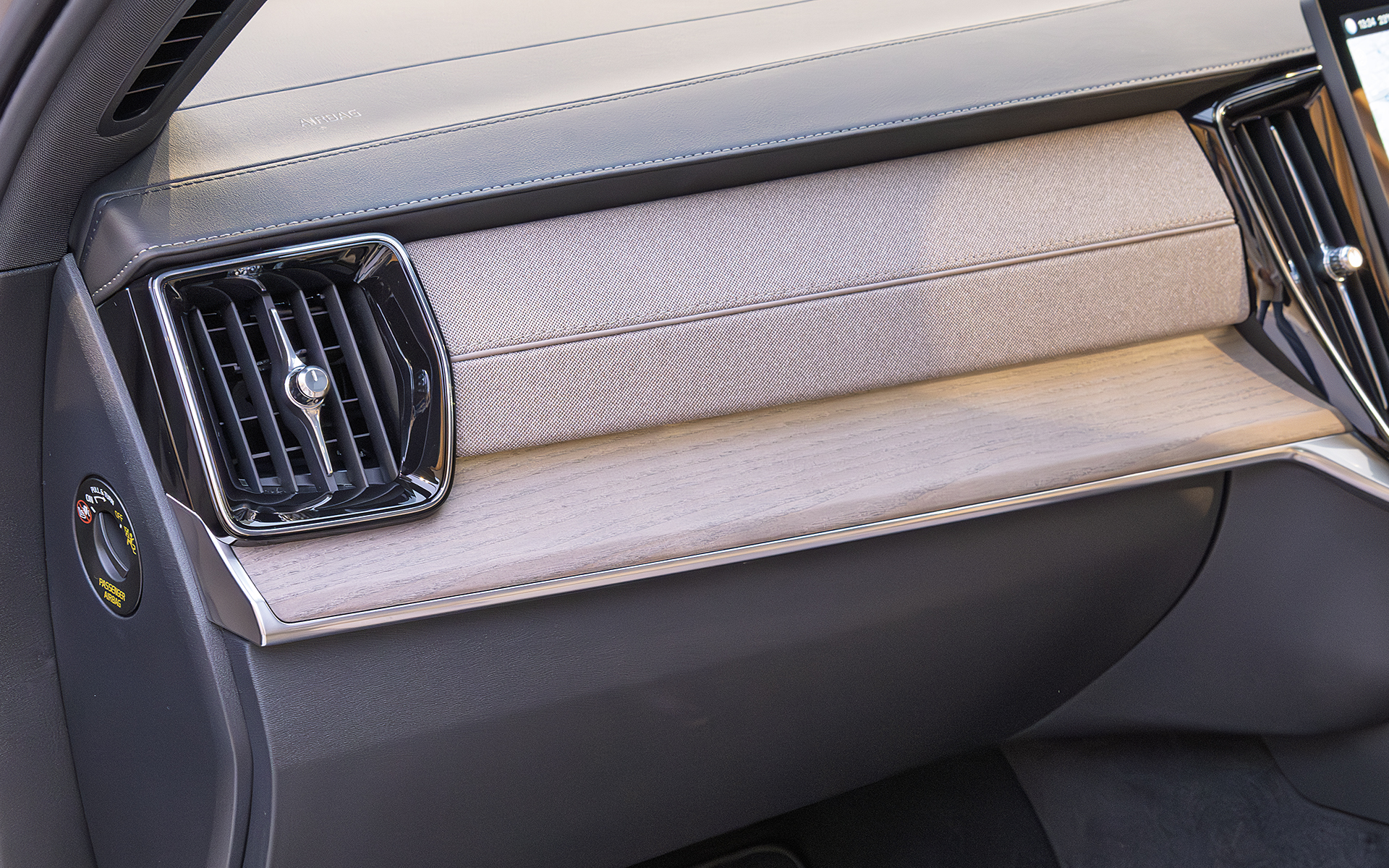 ダッシュボードは従来どおり直線的な形状だが、グローブボックス上部は100％リサイクル素材を使用したテキスタイルパネルとウッドパネルが組み合わさる