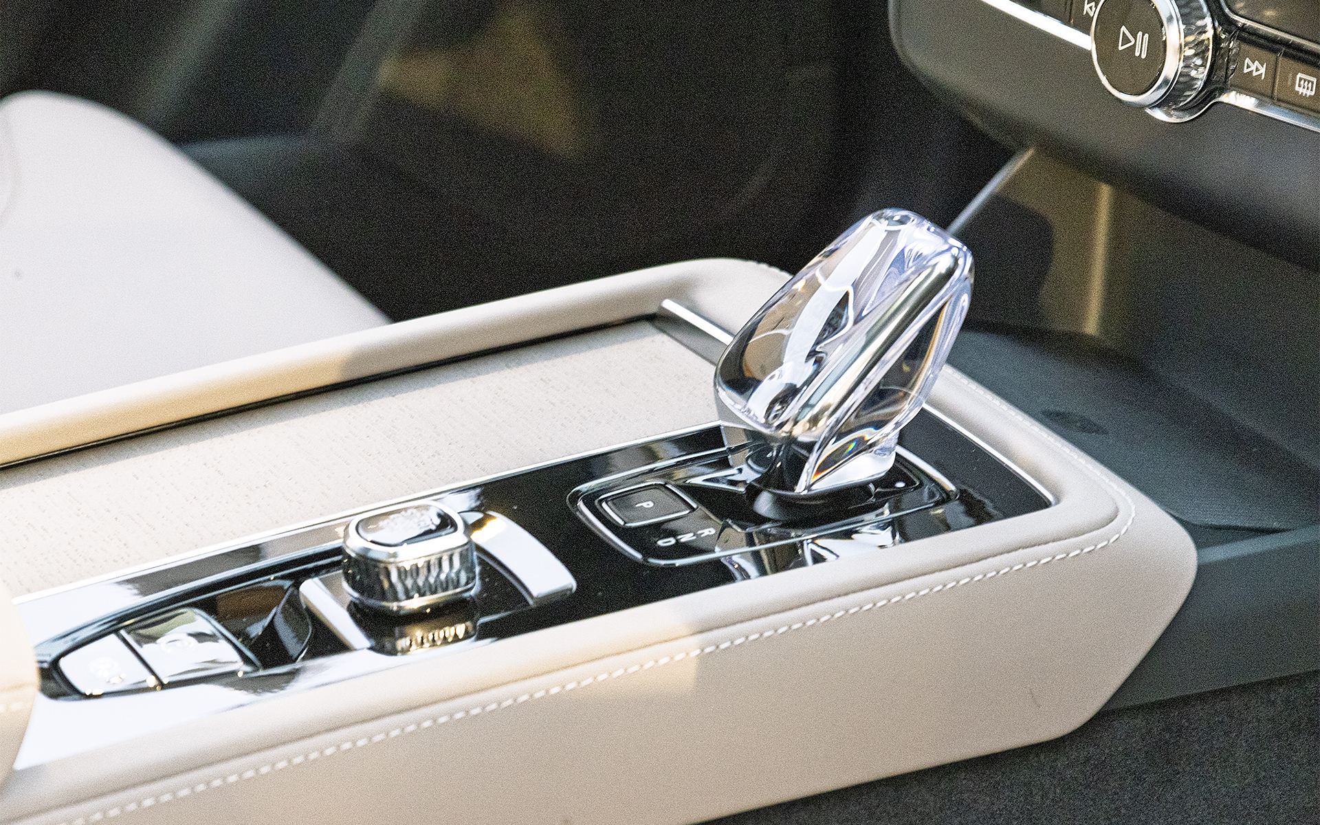 シフトノブはボルボのこだわり部分。スウェーデンのクリスタルガラスを使っていて、職人が1つずつ手作りで仕上げているもの。それゆえに世界で1つというものになっている