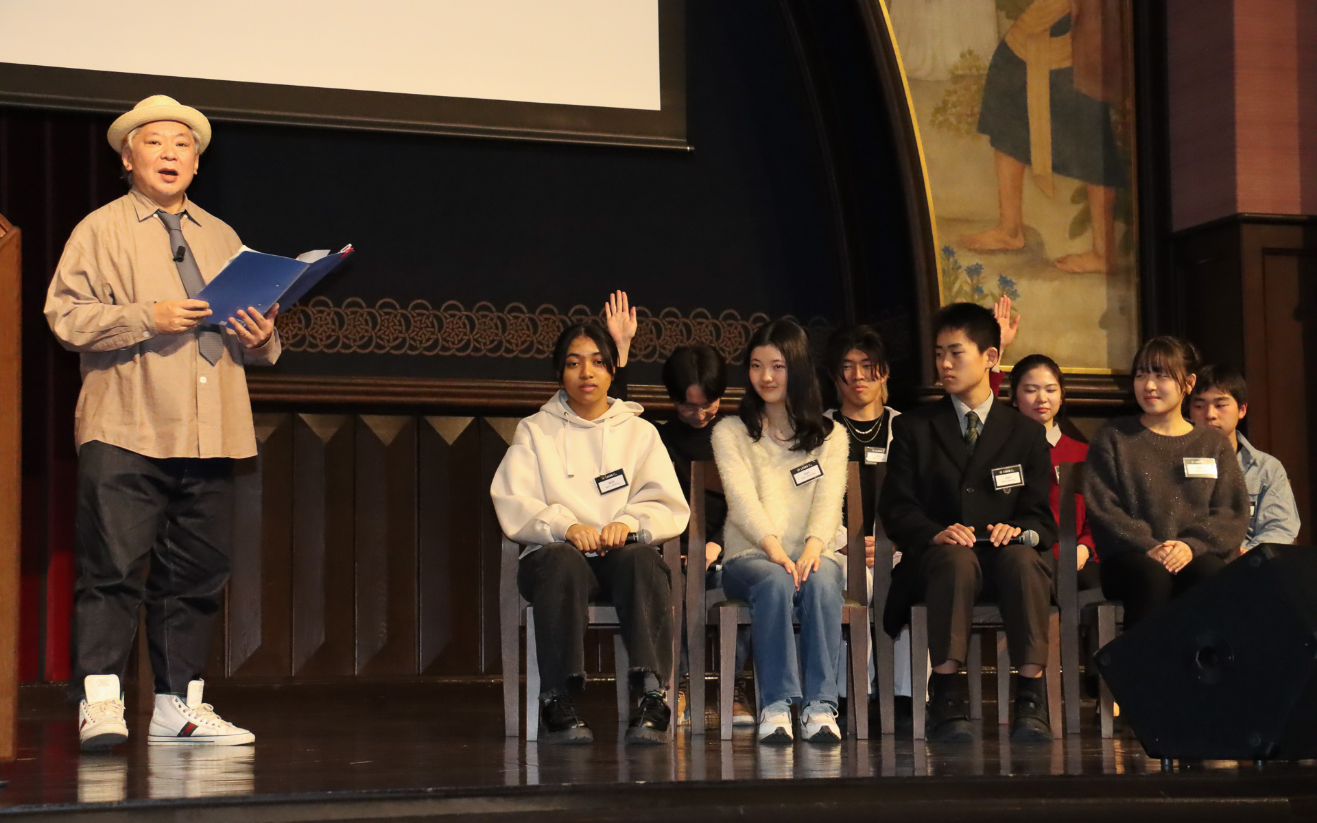 実際に参加したスカラー生たちに鈴木おさむ氏が質問して、答えがイエスなら右手を、ノーなら左手を挙げる形式で感想の聞き取りも行なわれたが、「参加してしんどかったですか？」「不安になりましたか？」「辛かったですか？」といった誘導尋問が続いていく