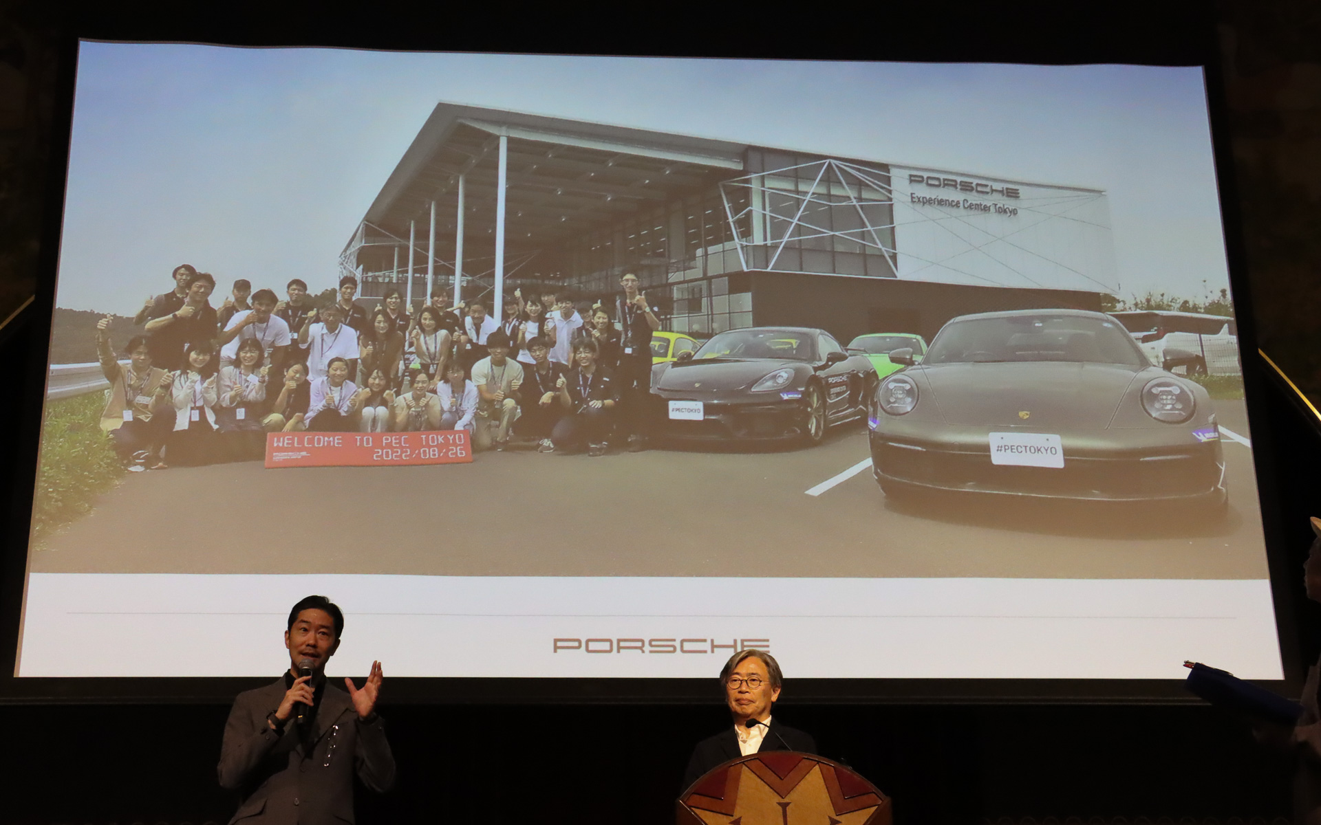 スカラー生たちに最新・最良のポルシェモデルに触れてもらう時間を毎回設けている