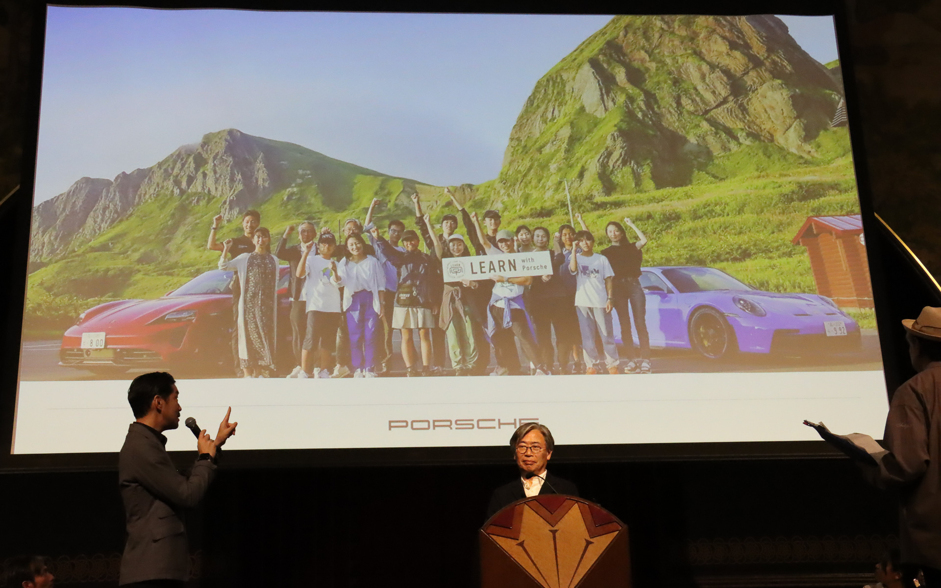 礼文島の「桃岩」を背景にしたこの1枚はポルシェのCSR活動を紹介する素材として活用されている