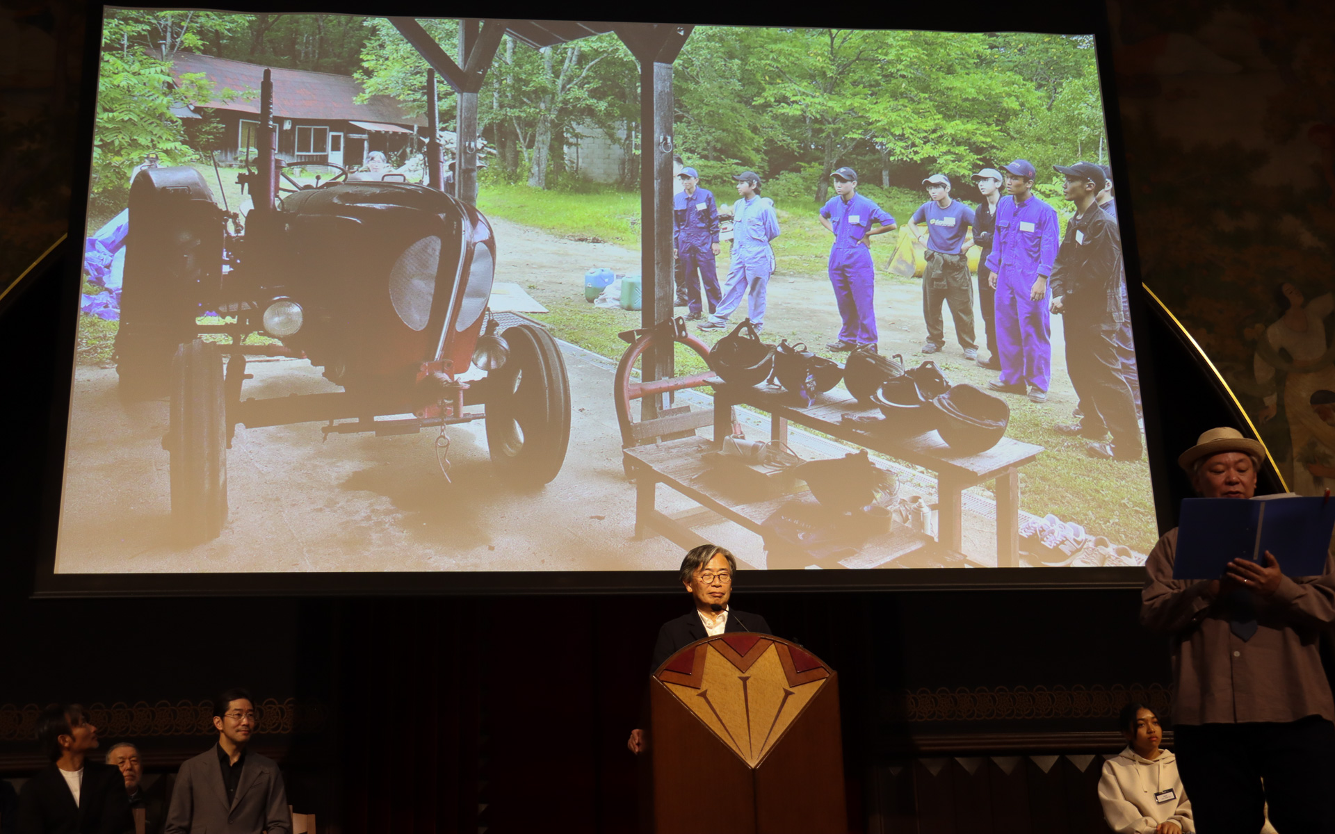 1960年代に生産されたというポルシェ製トラクター「Standard Star 219」をレストアして、畑を走行できる状態までスカラー生たちが修復した