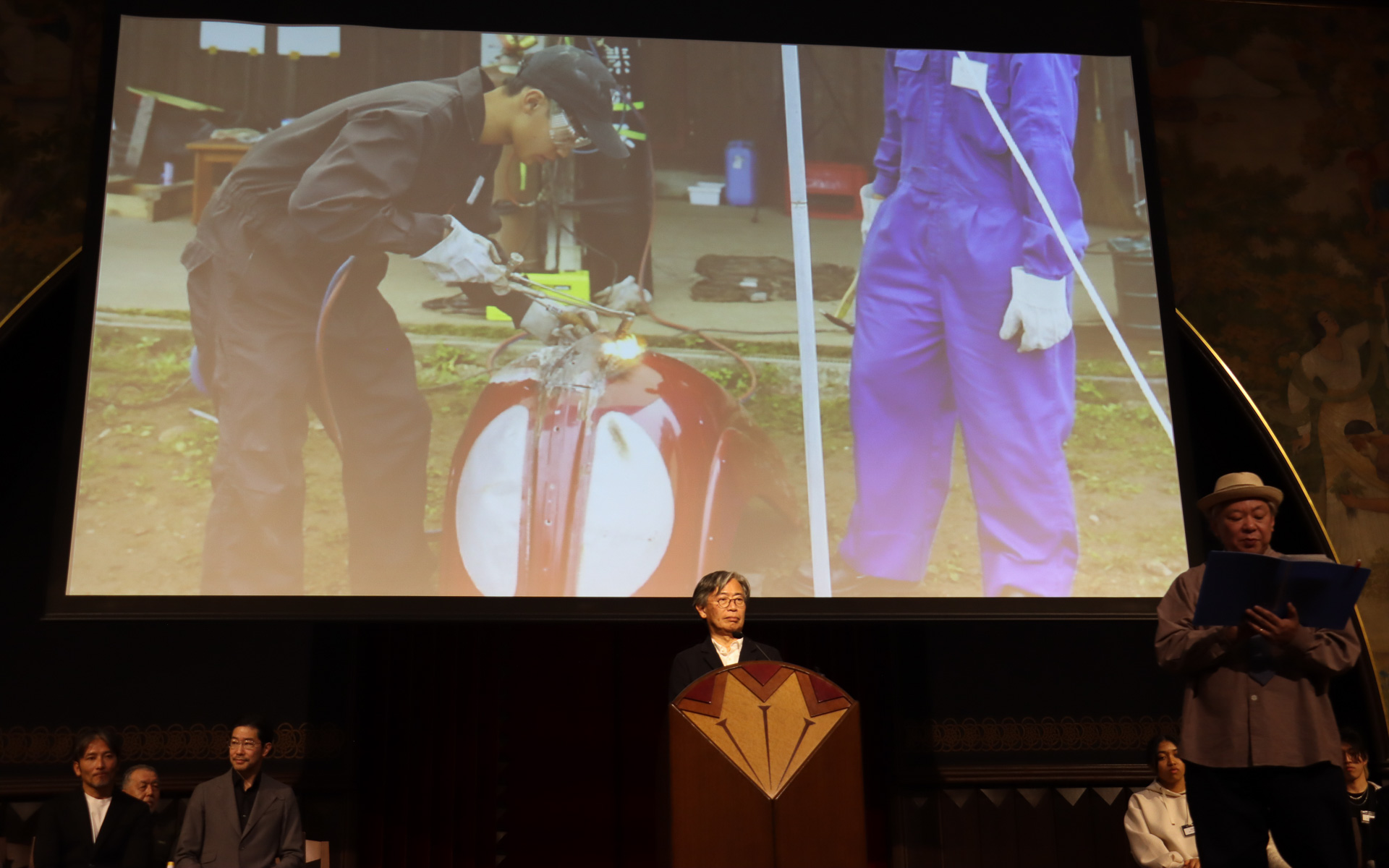 1960年代に生産されたというポルシェ製トラクター「Standard Star 219」をレストアして、畑を走行できる状態までスカラー生たちが修復した