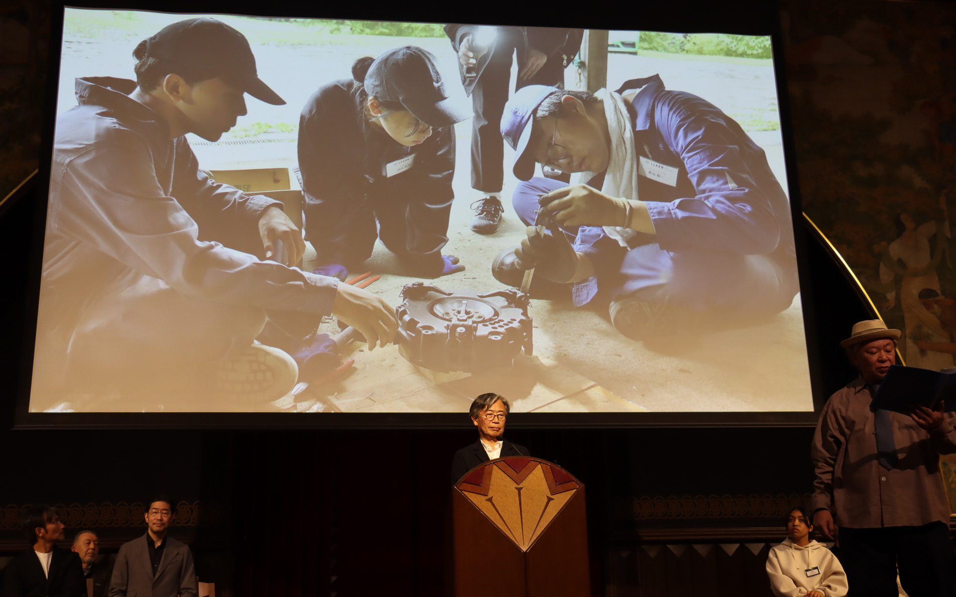 1960年代に生産されたというポルシェ製トラクター「Standard Star 219」をレストアして、畑を走行できる状態までスカラー生たちが修復した