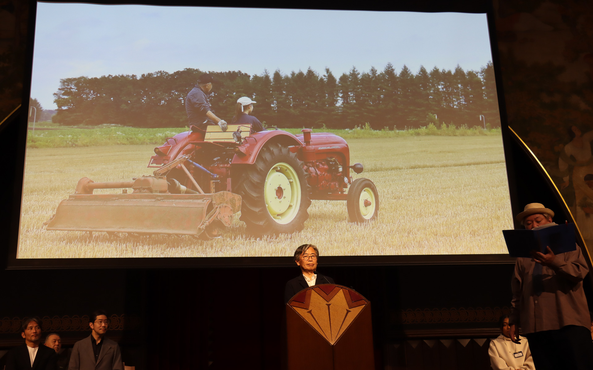 1960年代に生産されたというポルシェ製トラクター「Standard Star 219」をレストアして、畑を走行できる状態までスカラー生たちが修復した