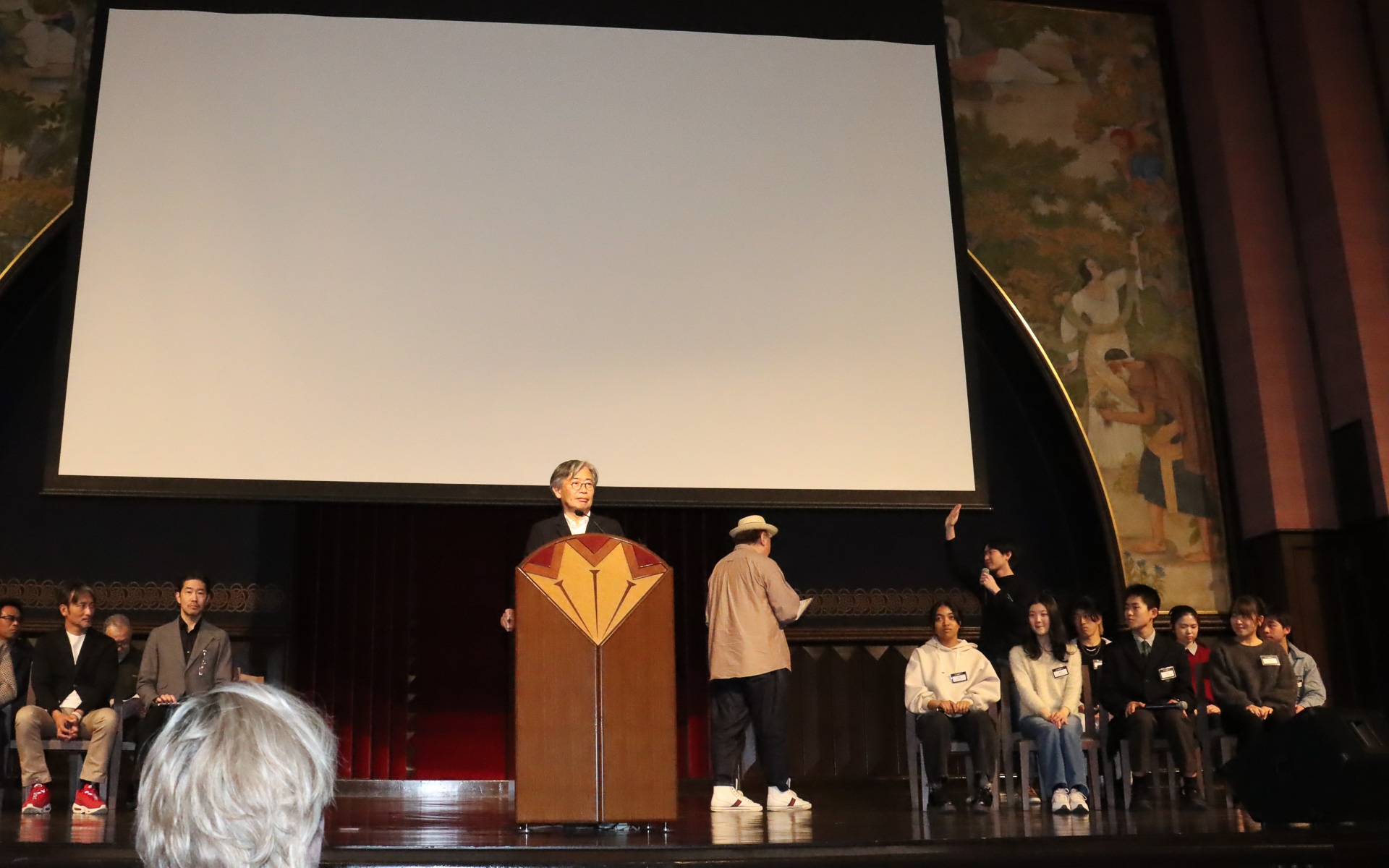 判決に移ろうとする鈴木おさむ氏に対して「検事は中邑被告を横暴だと言いますが、この裁判こそ横暴なんじゃないですか」とスカラー生たちは異議を唱えていく