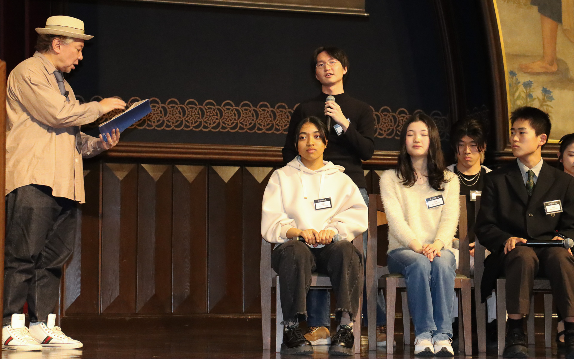 判決に移ろうとする鈴木おさむ氏に対して「検事は中邑被告を横暴だと言いますが、この裁判こそ横暴なんじゃないですか」とスカラー生たちは異議を唱えていく