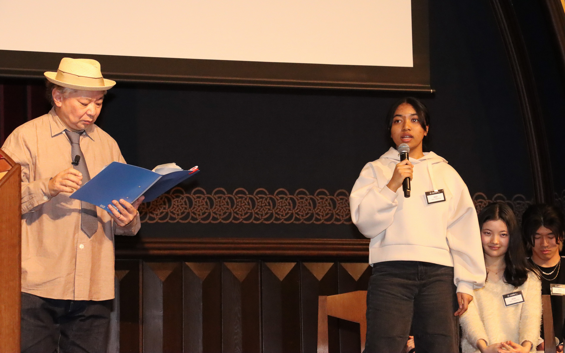 ラーン ウィズ ポルシェで体験した内容や自分の考えについて語っていくスカラー生たち。中邑氏の笑顔を見て当時を思い出し、思わず涙ぐむスカラー生の姿も