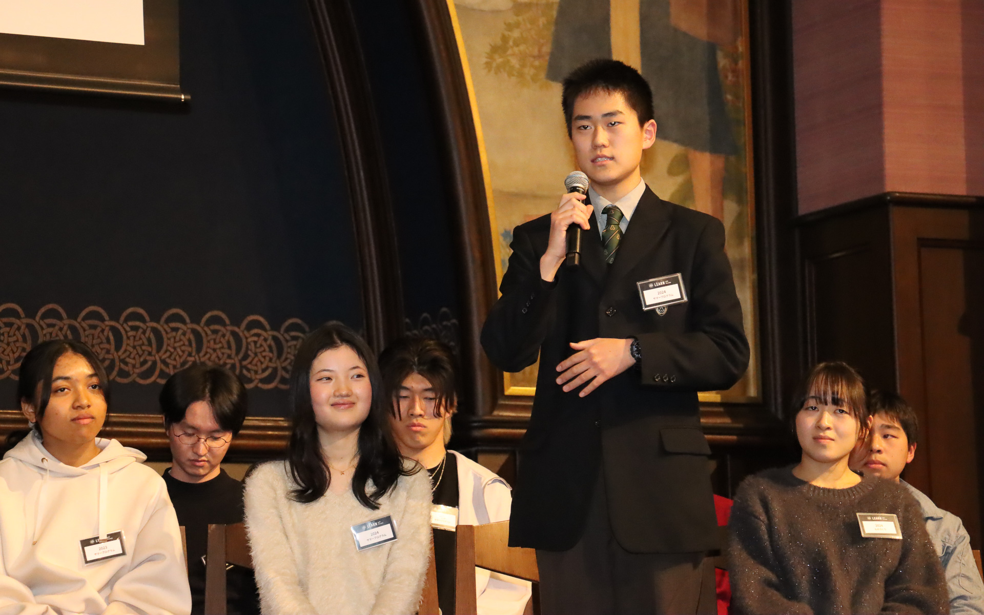 ラーン ウィズ ポルシェで体験した内容や自分の考えについて語っていくスカラー生たち。中邑氏の笑顔を見て当時を思い出し、思わず涙ぐむスカラー生の姿も