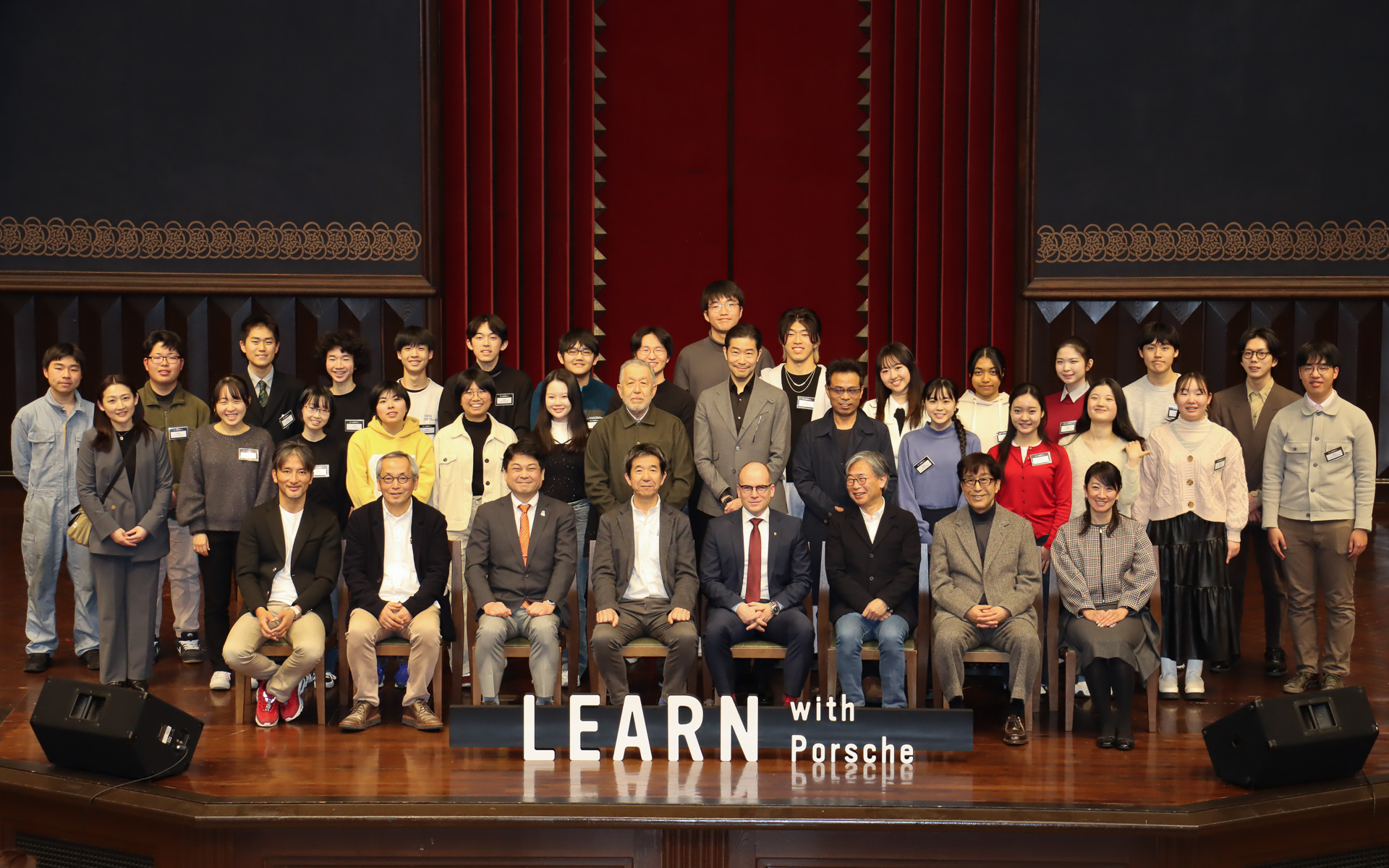 シンポジウムの最後に行なわれた記念撮影