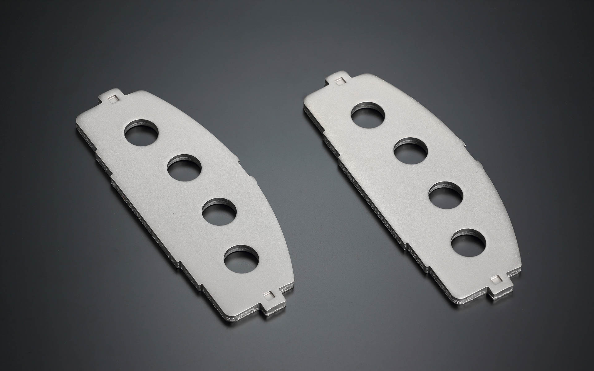 バックプレートには強化スチールプレートを採用