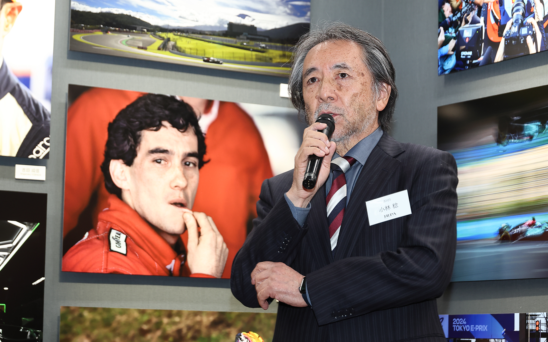2025 日本レース写真家協会報道写真展「COMPETITION」のオープニングパーティーであいさつを行なうJRPA会長 小林稔氏