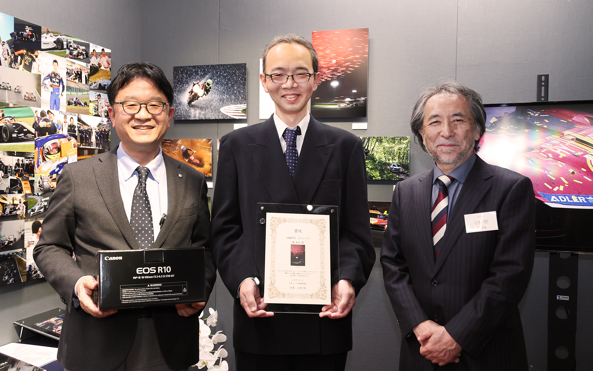 左からキヤノンマーケティングジャパン カメラ統括本部 統括本部長 吉田雅彦氏、橘敬介氏、JRPA会長 小林稔氏