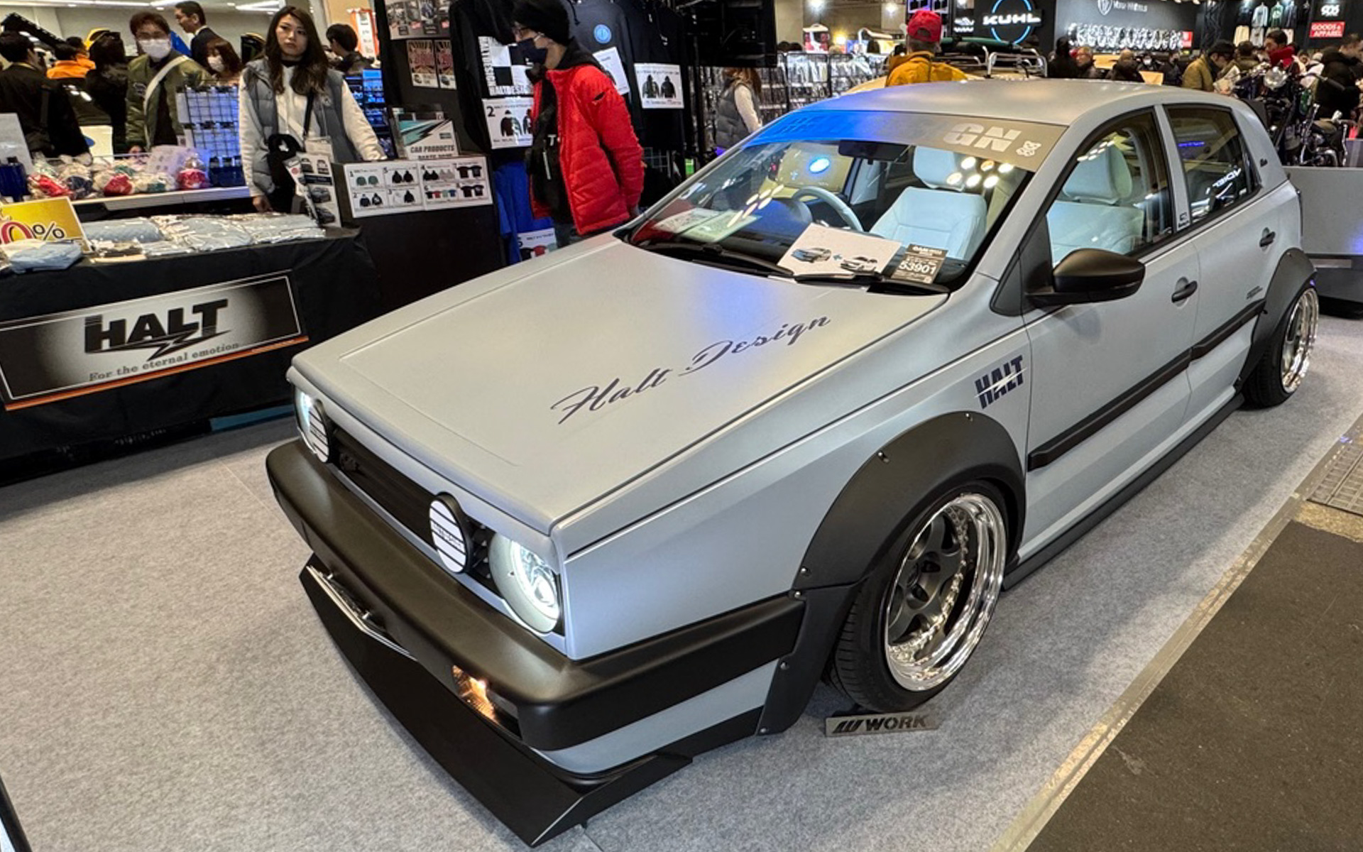 ハルトデザインのブースで見つけた、クラシックポロカスタムのセンスのよさに一目惚れ。バイクを積んだカーゴを引かせちゃうという遊び心もいいですよね