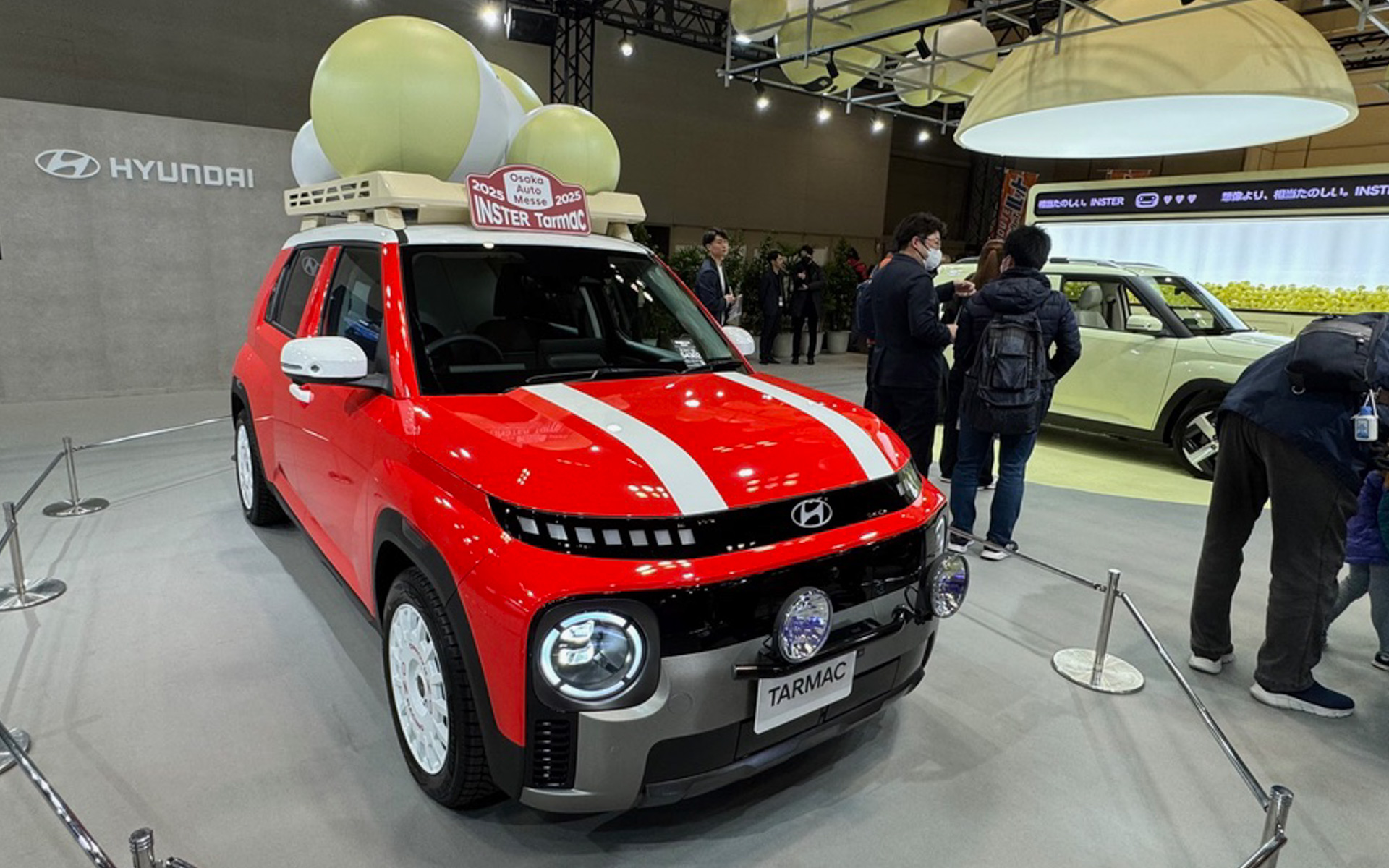 ヒョンデのブースでは真っ赤なINSTER Tarmacが目を惹きました。2024年でWRC参戦10周年を迎えたヒョンデらしい、ちゃめっ気たっぷりのカスタムでありながら、どこか「ほんとに出たりして？」なんて期待しちゃいますね