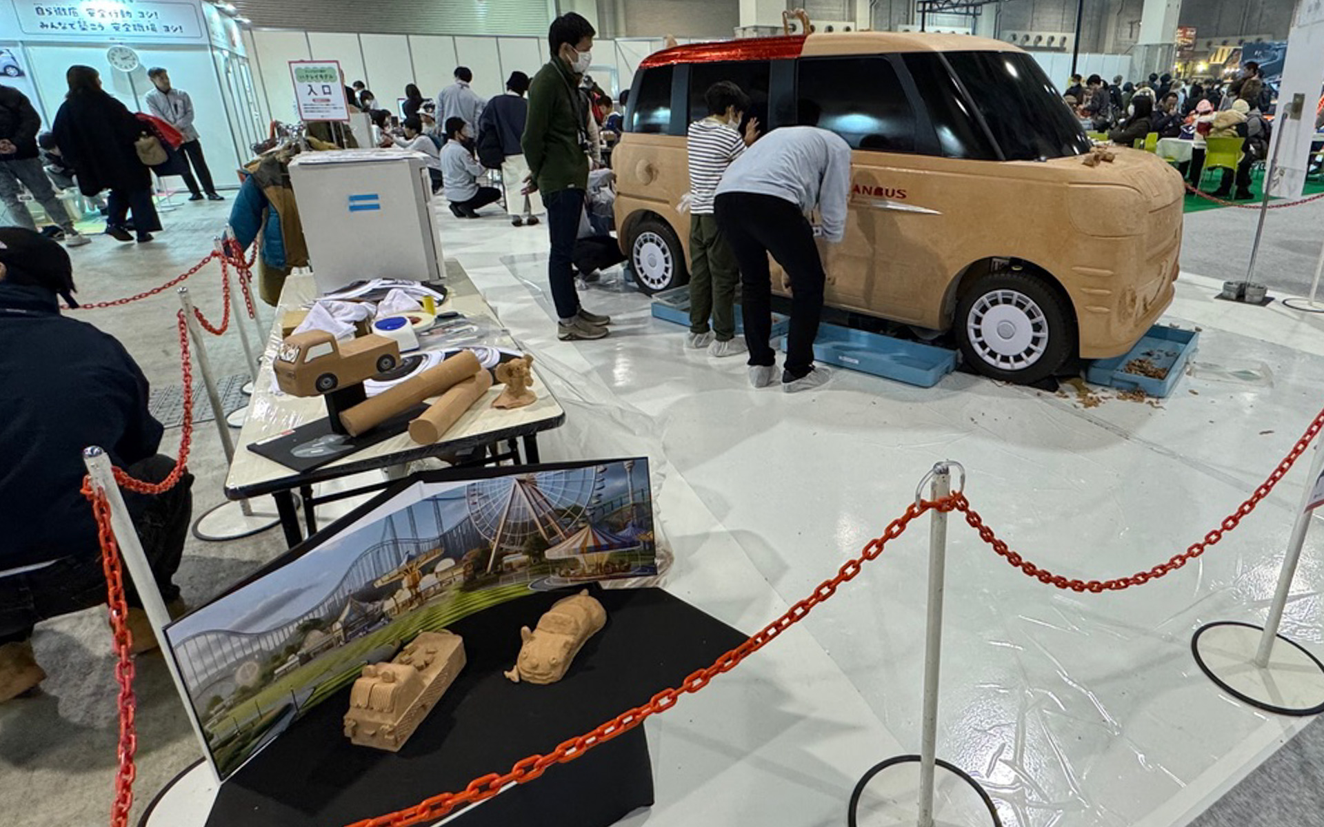 新設されたキッズ向けエリア「こどもビリティ」のダイハツブースでは、本当にムーヴキャンバスの開発現場で使われたというクレイモデルを使って、カーデザイン教室を開催していました。大人気であっという間に整理券が配布終了してしまったそうですよ