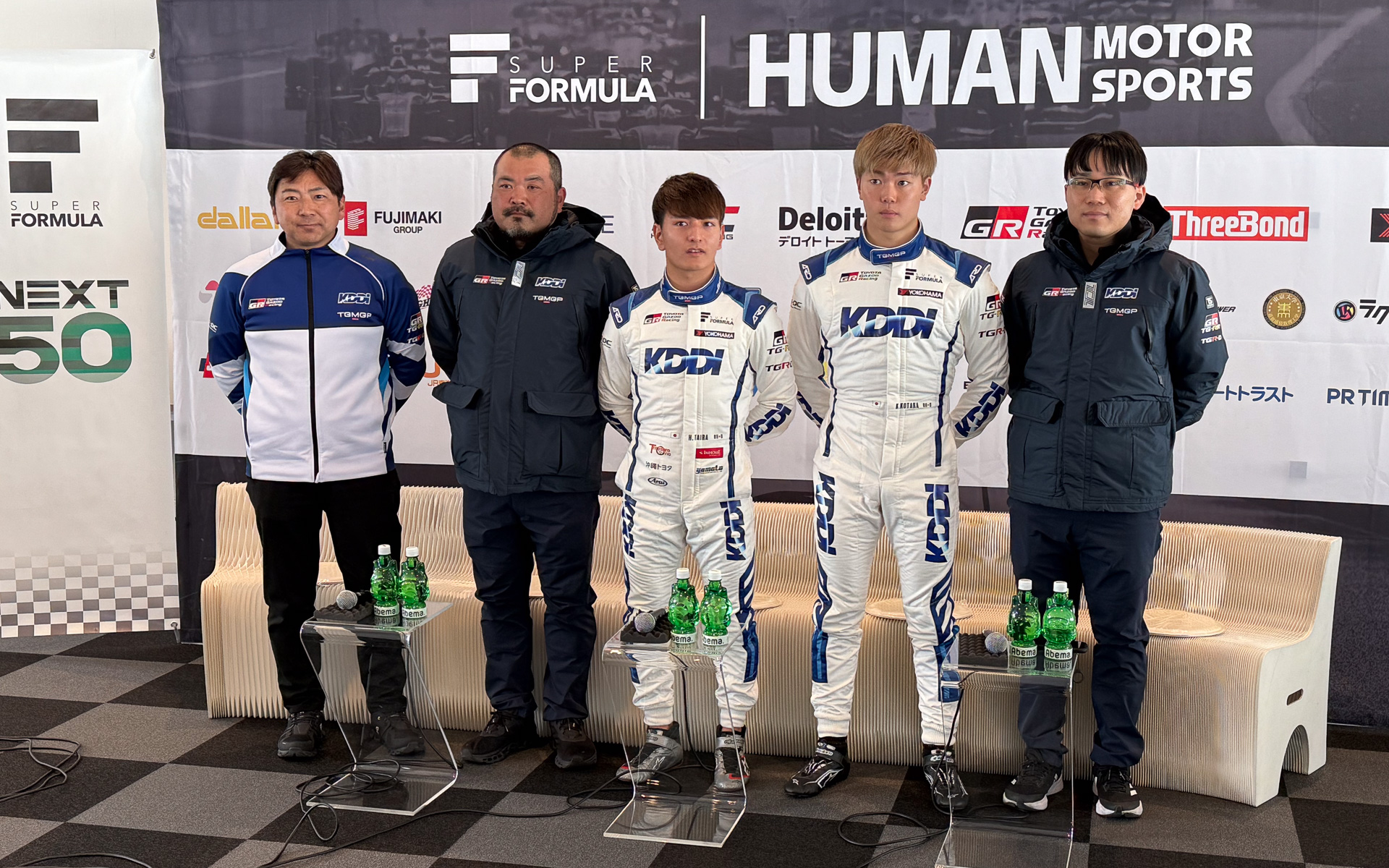 新チーム「KDDI TGMGP TGR-DC」。左から片岡龍也監督、29号車チーフエンジニア 平野亮氏、29号車 ドライバー 平良響選手、28号車 ドライバー 小高一斗選手、28号車 チーフエンジニア 上城直也氏