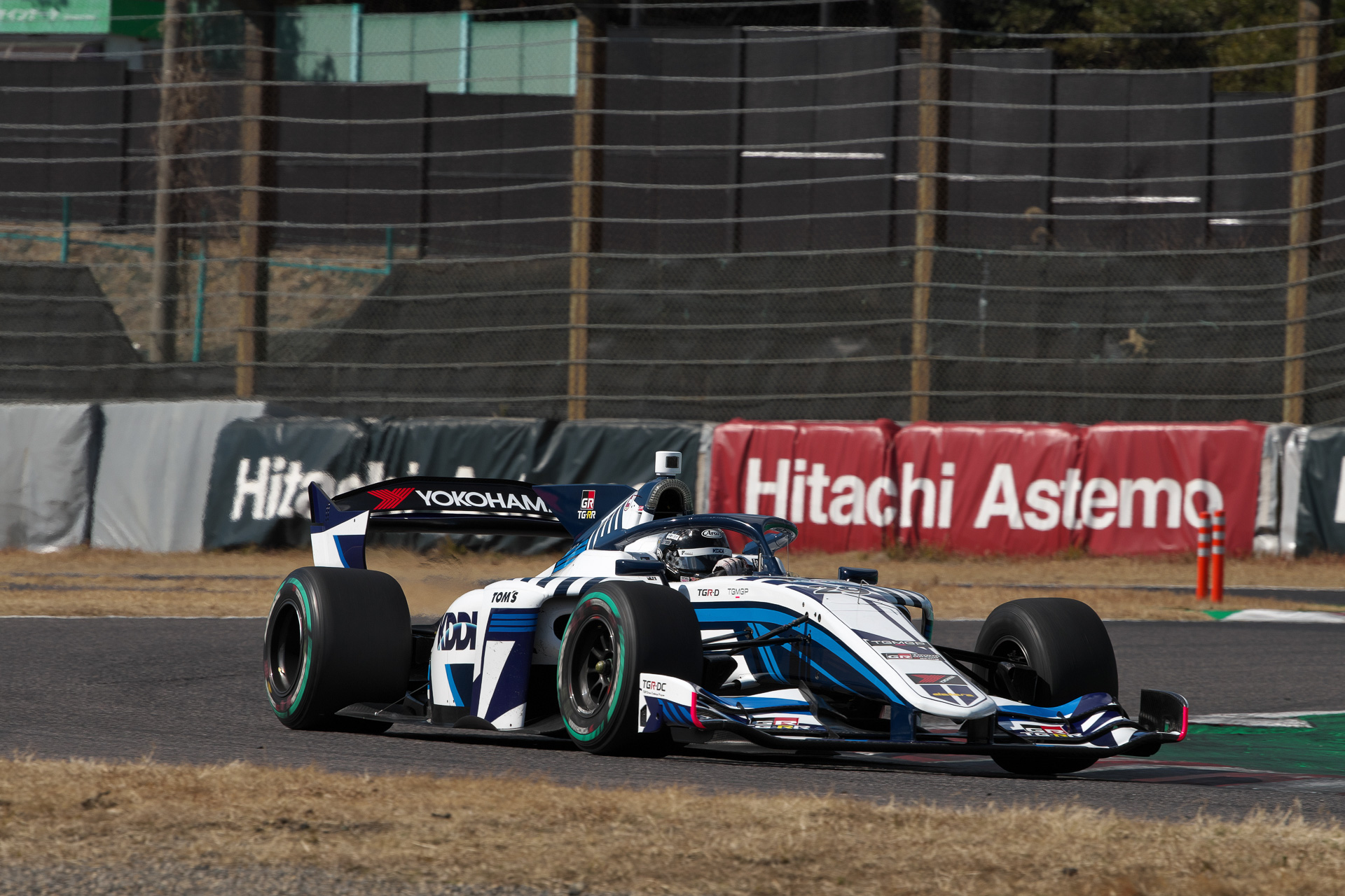 こちらは平良響選手の29号車。インダクションポッドの上に位置するカメラユニットの色が判別ポイントか