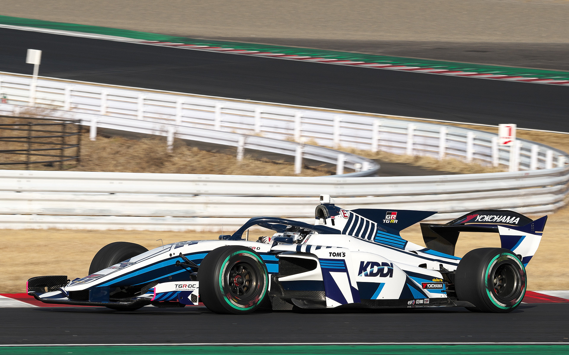 ブルーラインのカラーリングが話題の新チーム「KDDI TGMGP TGR-DC」