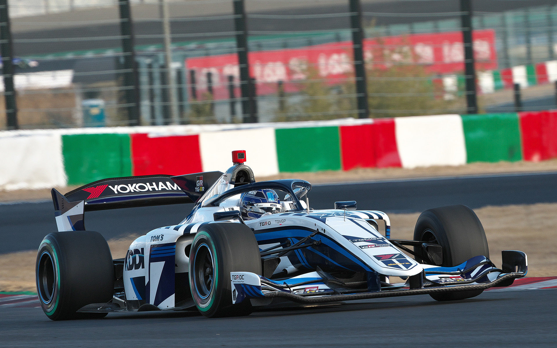 小高一斗選手はヘルメットのカラーリングにも合うという