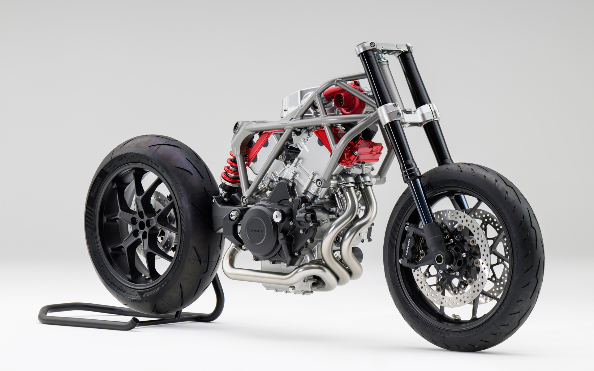 電動過給機付きV型3気筒エンジン