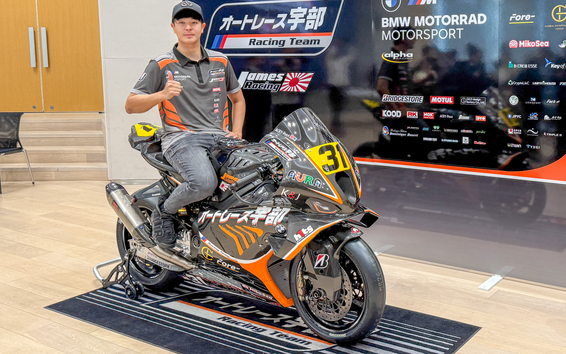 浦本修充選手をエースとして起用したオートレース宇部 Racing Teamが2025年の参戦マシン「M1000RR」を披露した