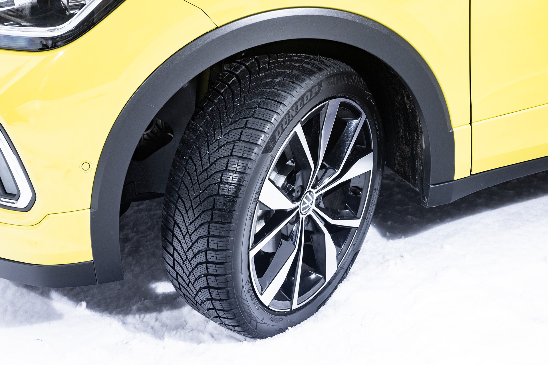 新技術「アクティブトレッド」を搭載したシンクロウェザーは2024年10月にダンロップから発売された話題のオールシーズンタイヤ。現在は40サイズですが、2025年は96サイズまで、2026年6月には110サイズまでの拡充を予定しているとのこと