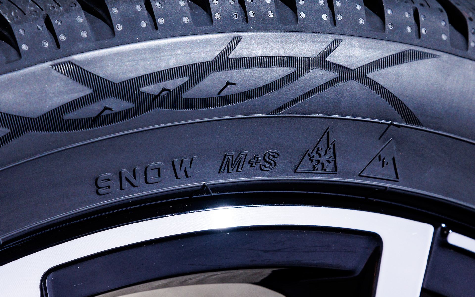 シンクロウェザーのサイドウォールにある「スノーフレークマーク」は、ASTM（米国試験材料協会）規格により、厳しい寒冷地でも十分な性能を生かすことが認められた証で、日本国内の高速道路で「冬用タイヤ規制」が出されても走行可能なんですって！