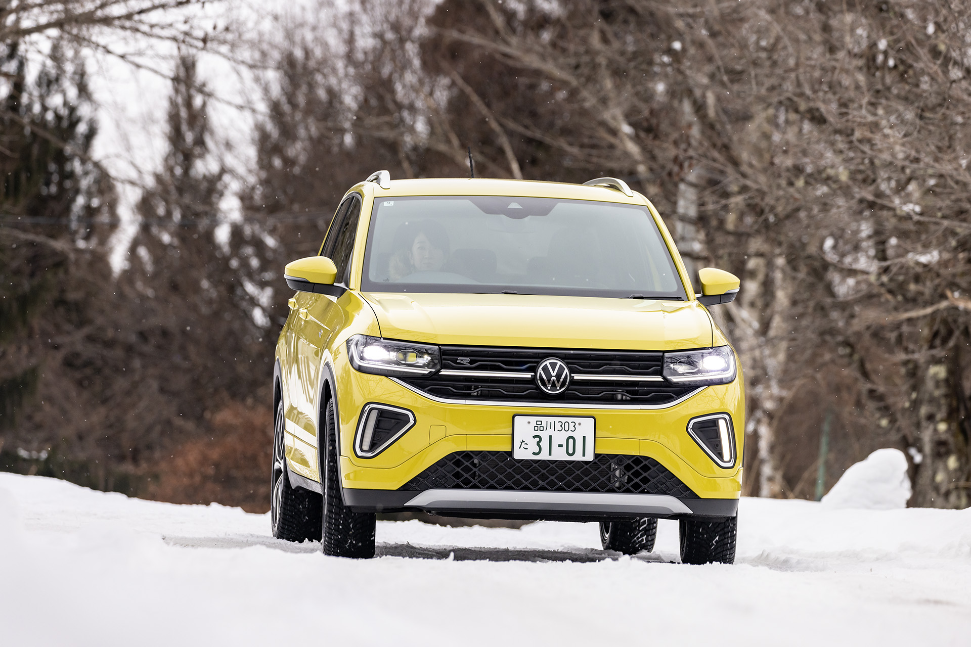 数日前に降った雪が固まってから少し溶けたシャーベット状の路面でもしっかりとグリップしてくれます