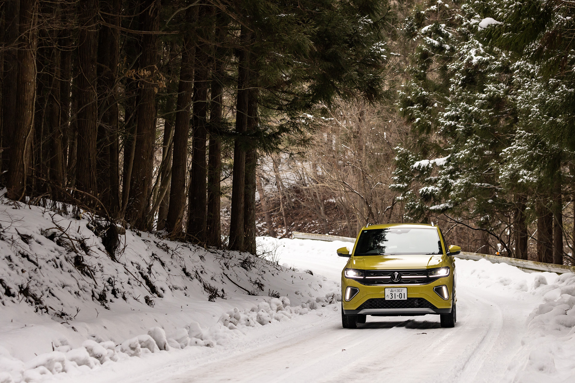 山道の日陰になる部分は、雪が解けにくくて部分的にアイスバーンになっている場合があり注意が必要ですが、この日はアイスバーンは少なくシンクロウェザーでもそのまま走り抜けられました