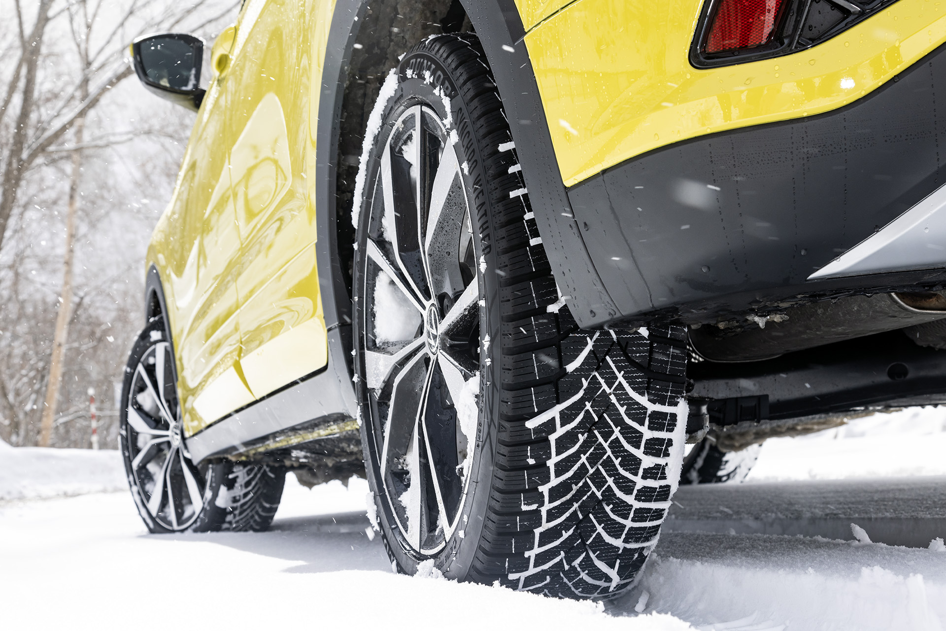 藤島さんいわく「デザインが今っぽくてカジュアルなオールラウンダーって感じ」のシンクロウェザー。サイドウォールは“ナノブラック”という独自技術でダンロップのロゴがくっきり見えるようになっています