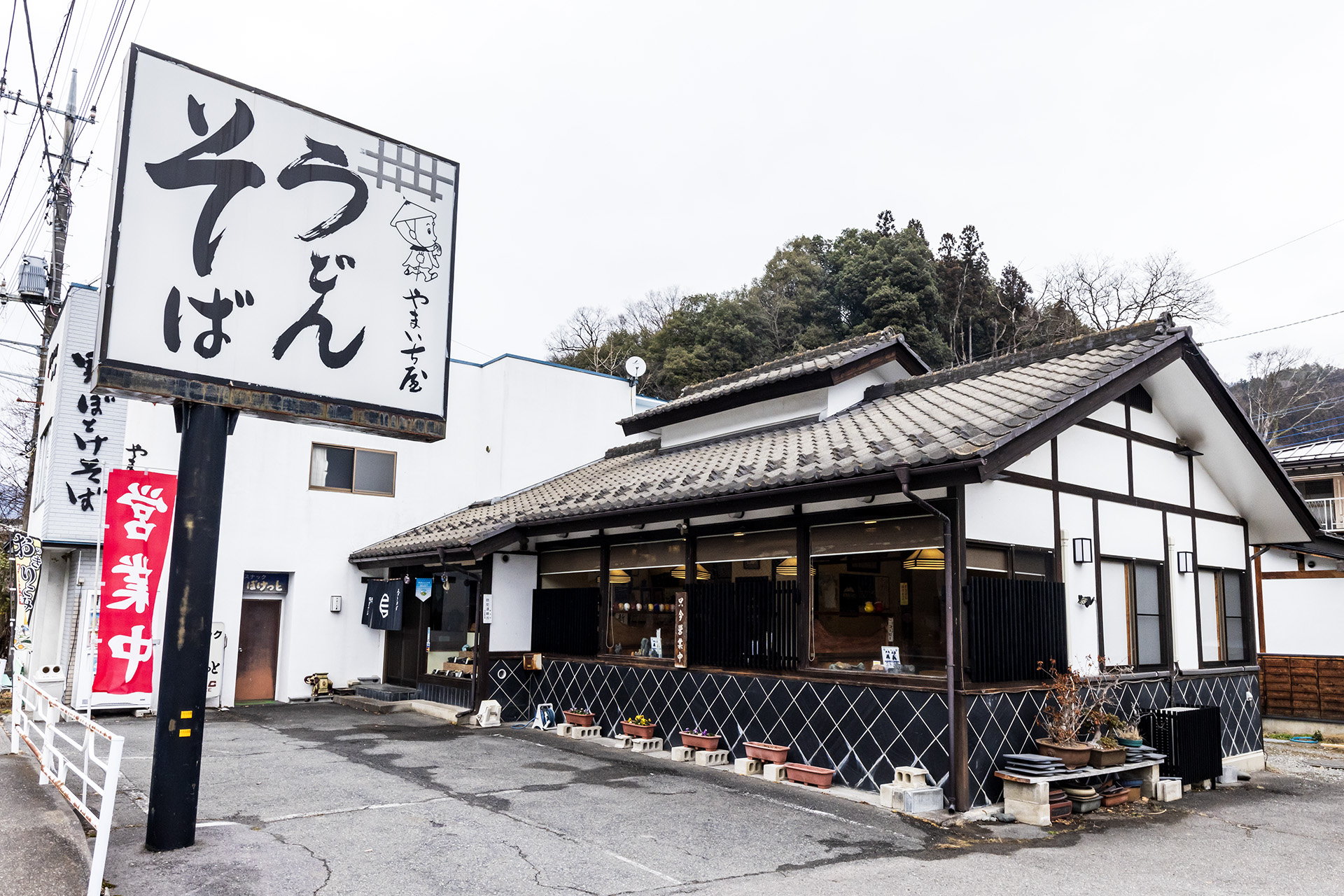 国道17号線沿いに店を構える<a href="https://www.nobotokesoba-yamaichiya-01.com/" class="n" target="_blank">「やまいち屋本店」</a>には8台分の駐車場もあります