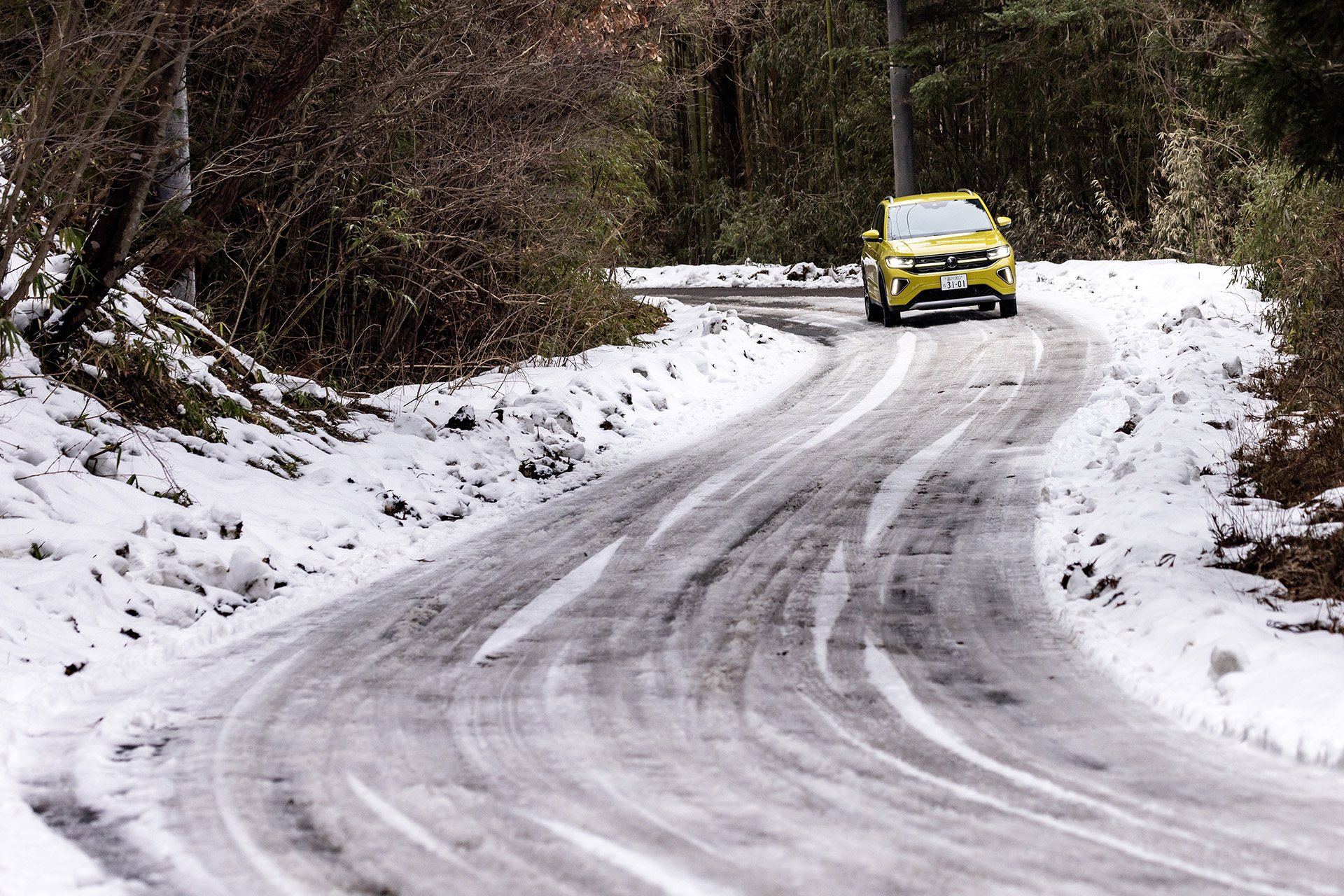 山を降りていくと路面の雪はどんどん少なくなっていきますが、気を抜くのは危険です