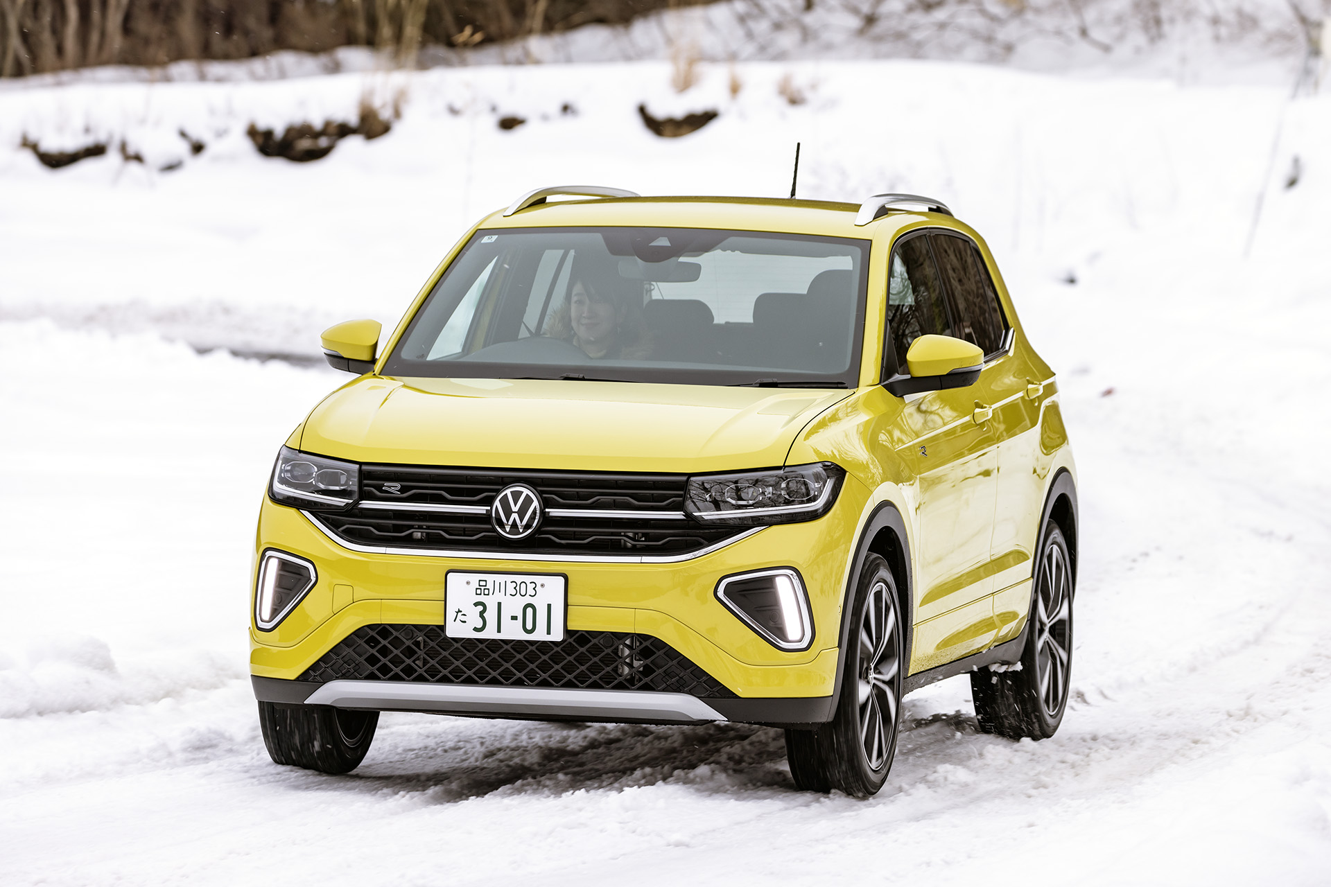 1日目は降雪は少なかったものの、標高が上がると少しずつ雪が深くなっていきました。もちろん、ここでもシンクロウェザーはスイスイのぼっていきました