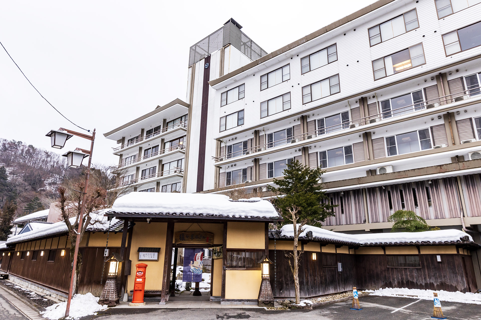 この日のお宿<a href="https://www.sarugakyo.net/" class="n" target="_blank">「豆富懐石 猿ヶ京ホテル」</a>。猿ヶ京という名称は戦国武将の上杉謙信に由来します