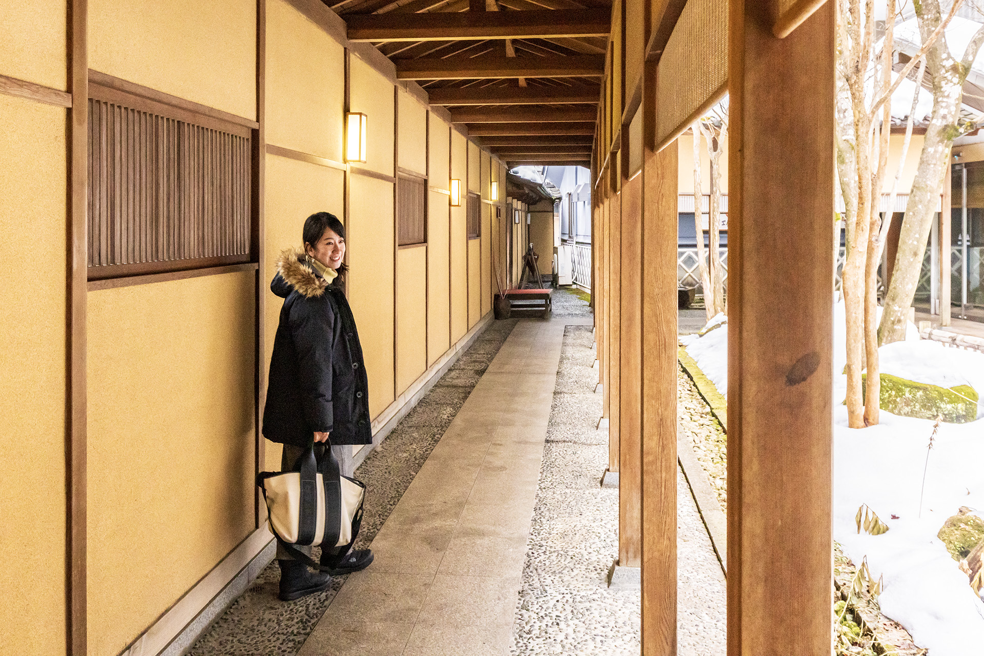 門をくぐると雰囲気のある石畳の小道がフロントへと続きます