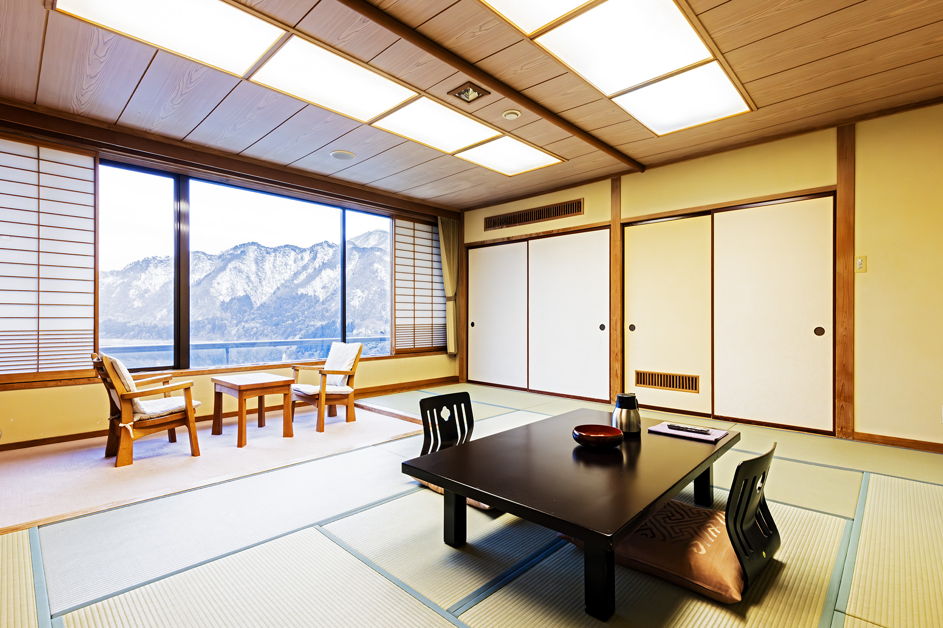 赤谷湖ビューで檜の内風呂つきの和室。大きな窓からは雪をまとった山々の景色が見えました