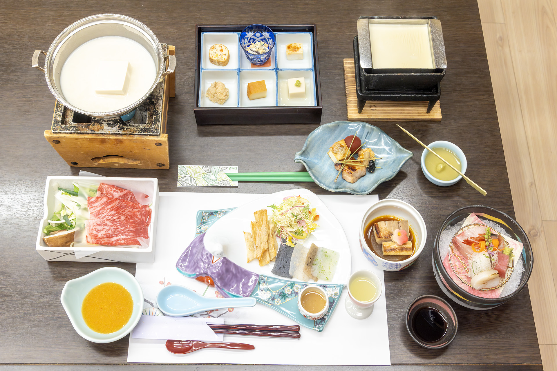 夕食の豆富懐石「立春の三国路」。写っていませんが、焼きおにぎりのお茶漬けと食後のデザートまで食べたので、もうお腹いっぱい