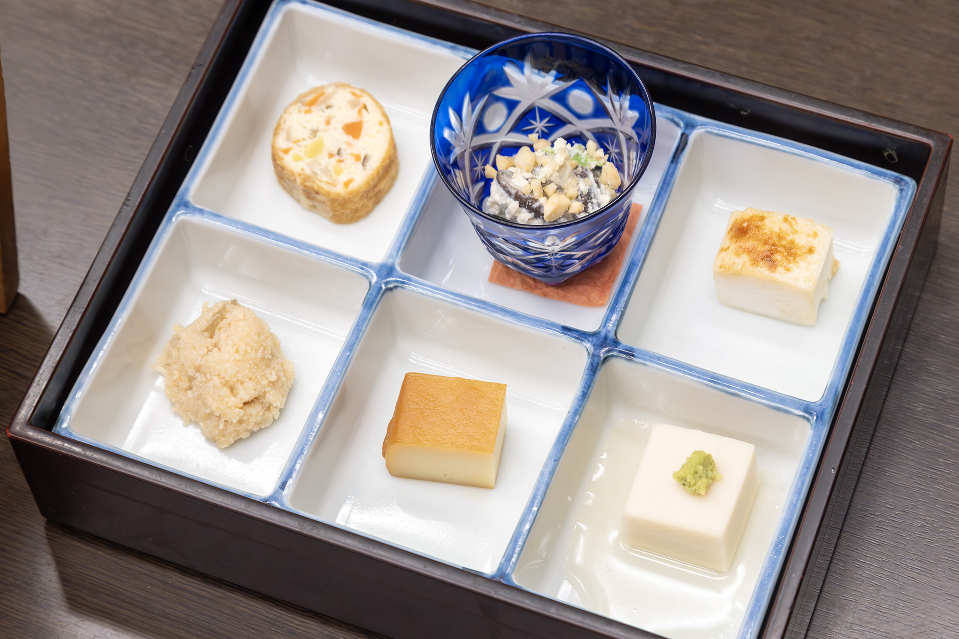 名物の前菜「豆富六珍」。下段真ん中のスモーク・ド・トーフが絶品