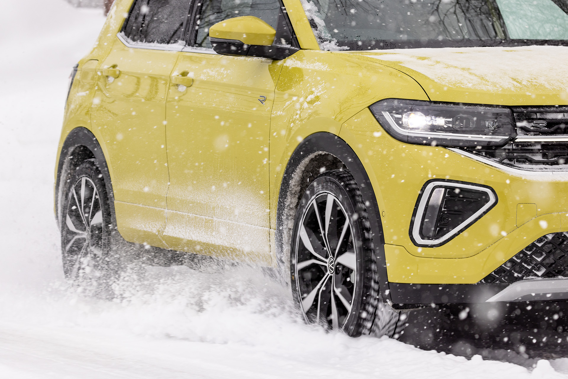 藤島さんによると「シンクロウェザーはタイヤやアクセルペダルから伝わってくる情報が正確だから安心」とのこと